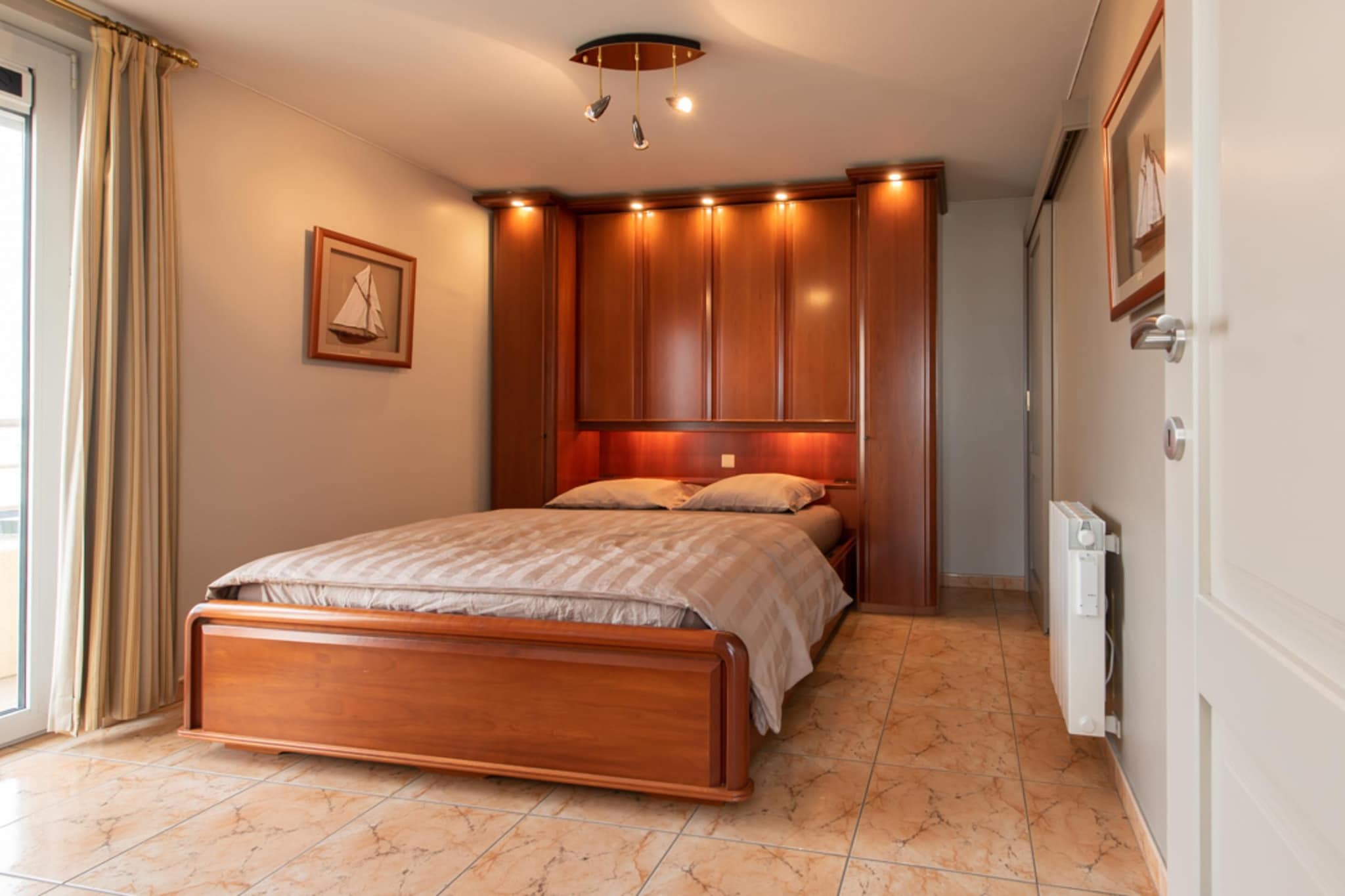 This cosy 1-bedroom apartment enjoys an ideal location with stunning views of the marina and sea from a spacious sun terrace. Situated just 100 metres from the sea and a short 50-metre walk from the shopping street, it offers a perfect location for both relaxation and convenience. There is also a large supermarket right next to the building, making it easy to stock up on essentials. 

Inside, the apartment features a bright living room with a terrace, coffee table, side table, digital television and Wi-Fi. The open-plan kitchen is well equipped with a combi oven, kettle, toaster, mixer, fridge freezer, dishwasher, Senseo, traditional coffee machine and electric hob, ensuring a comfortable stay. The bathroom includes a shower cubicle, hairdryer and single washbasin, while the bedroom features a double bed, duvet for two people and access to the terrace. 

The apartment includes a garage box and a bicycle storage space within the building for added convenience. The large terrace, measuring around 40 mÂ², is perfect for enjoying the afternoon sun. General amenities include non-smoking, elevator access, parking space included and the building is wheelchair accessible. The apartment offers a peaceful retreat with a beautiful sea view, making it a great choice for couples or individuals looking for a comfortable and cozy stay.