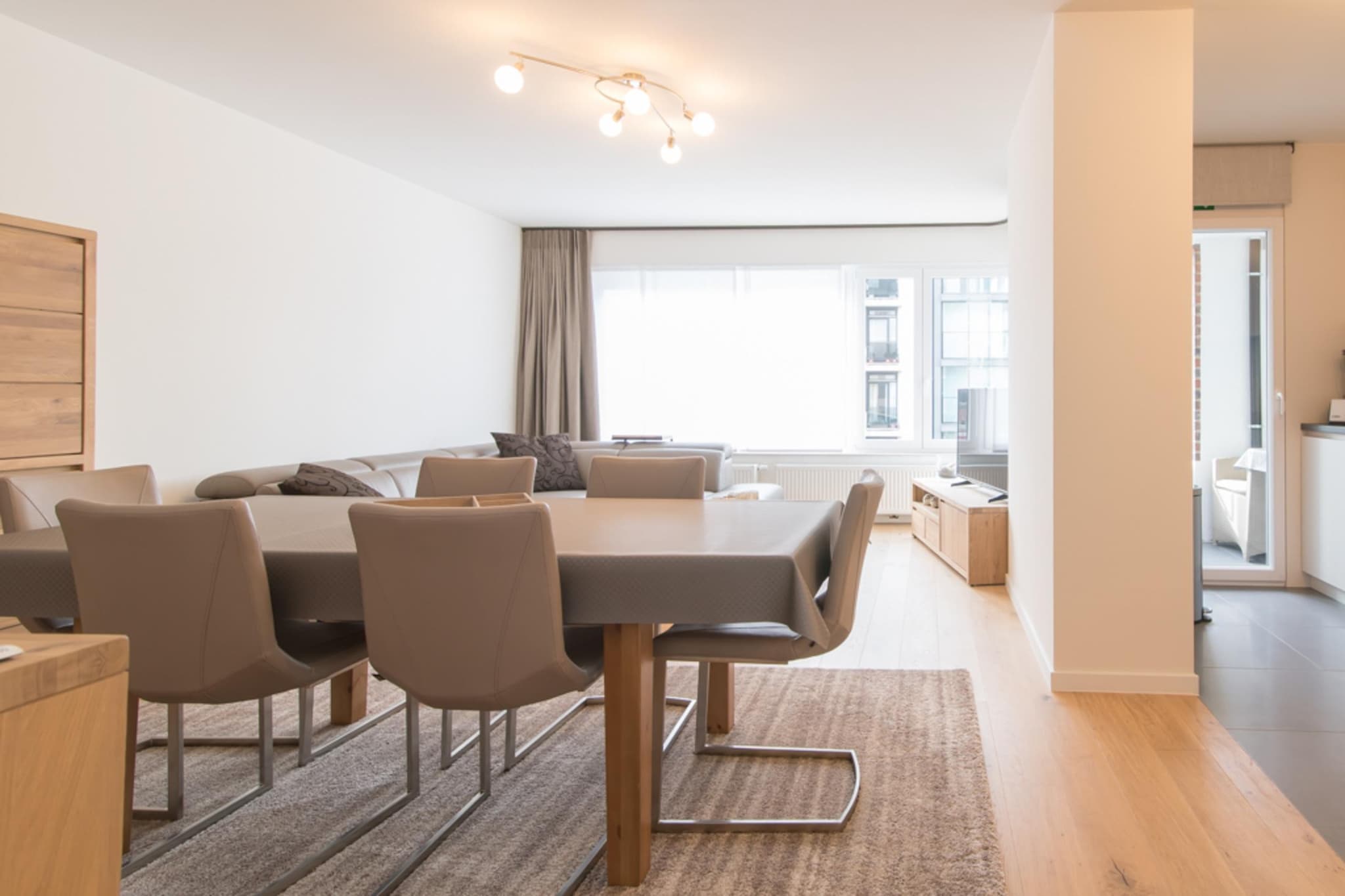 This beautifully renovated apartment, located on the third floor of Koninginnelaan, offers a cosy, high-quality finish, perfect for a relaxing getaway. With three spacious bedrooms and a comfortable living room, it can comfortably accommodate up to six guests. Enjoy your mornings on the sunny front balcony and relax in the afternoon on the back terrace, both providing a peaceful space to enjoy the outdoors.
The apartment is just a short walk from the beach and close to shops and public transport, making it an ideal base for exploring the area. The surrounding area offers many attractions, including easy access to the beach for relaxing and swimming, as well as local shops and restaurants for dining and shopping.
Inside, the apartment features a stylish living room with a coffee table, digital television and Wi-Fi. The separate kitchen is fully equipped with modern appliances, including a combi oven, kettle, toaster, refrigerator, freezer and dishwasher, offering everything you need to prepare meals. The three bedrooms each have a double bed with duvets for two, and the bathroom is equipped with a walk-in shower and double sinks. There is also a separate toilet for added convenience. Guests can enjoy additional amenities such as a washing machine, dryer and bicycle storage. This non-smoking apartment does not allow pets and has a spacious elevator.