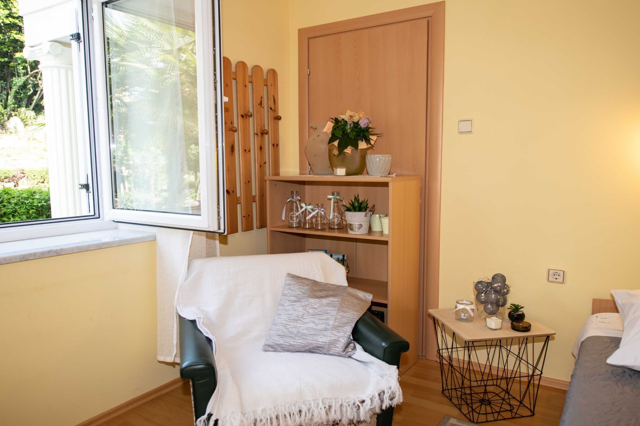 Elegant Opatija Apartments with Terrace - Studio Apartment with Terrace-Living room
