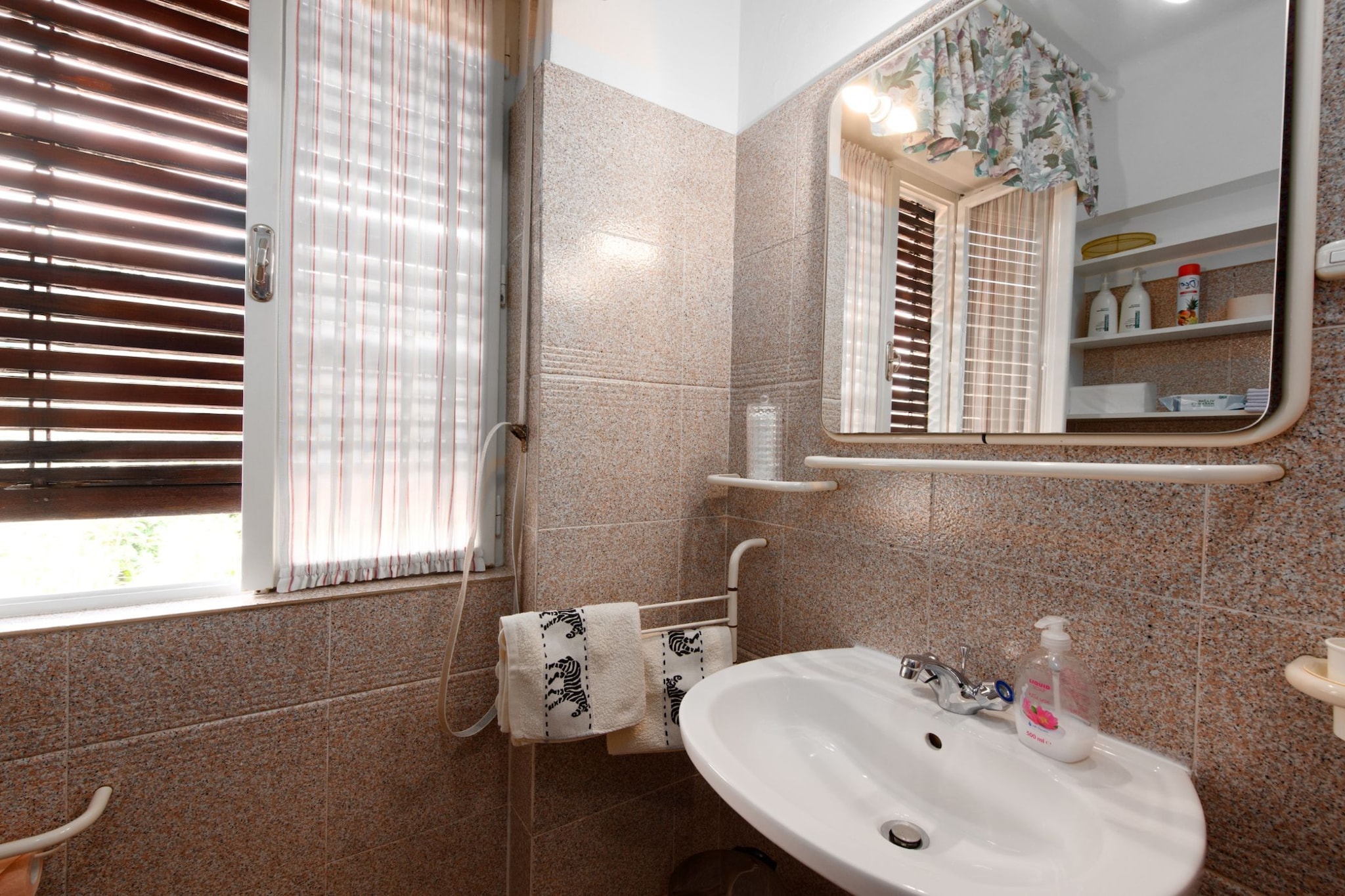 Elegant Lovran Apartment with Large Outdoor Area - One Bedroom Apartment with Sea View-Badkamer