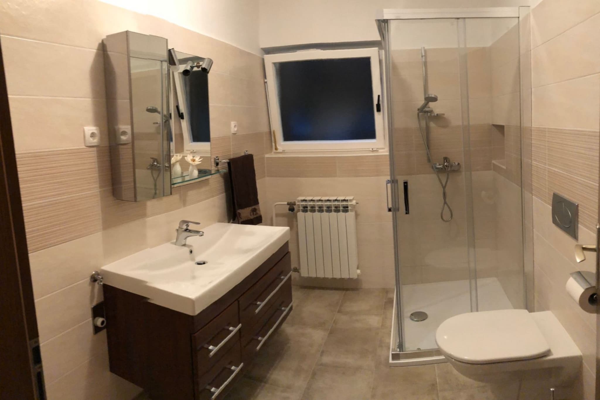 Chic and Cozy Brsec Apartment with Sea View - Two Bedroom Apartment with Sea View-Badezimmer