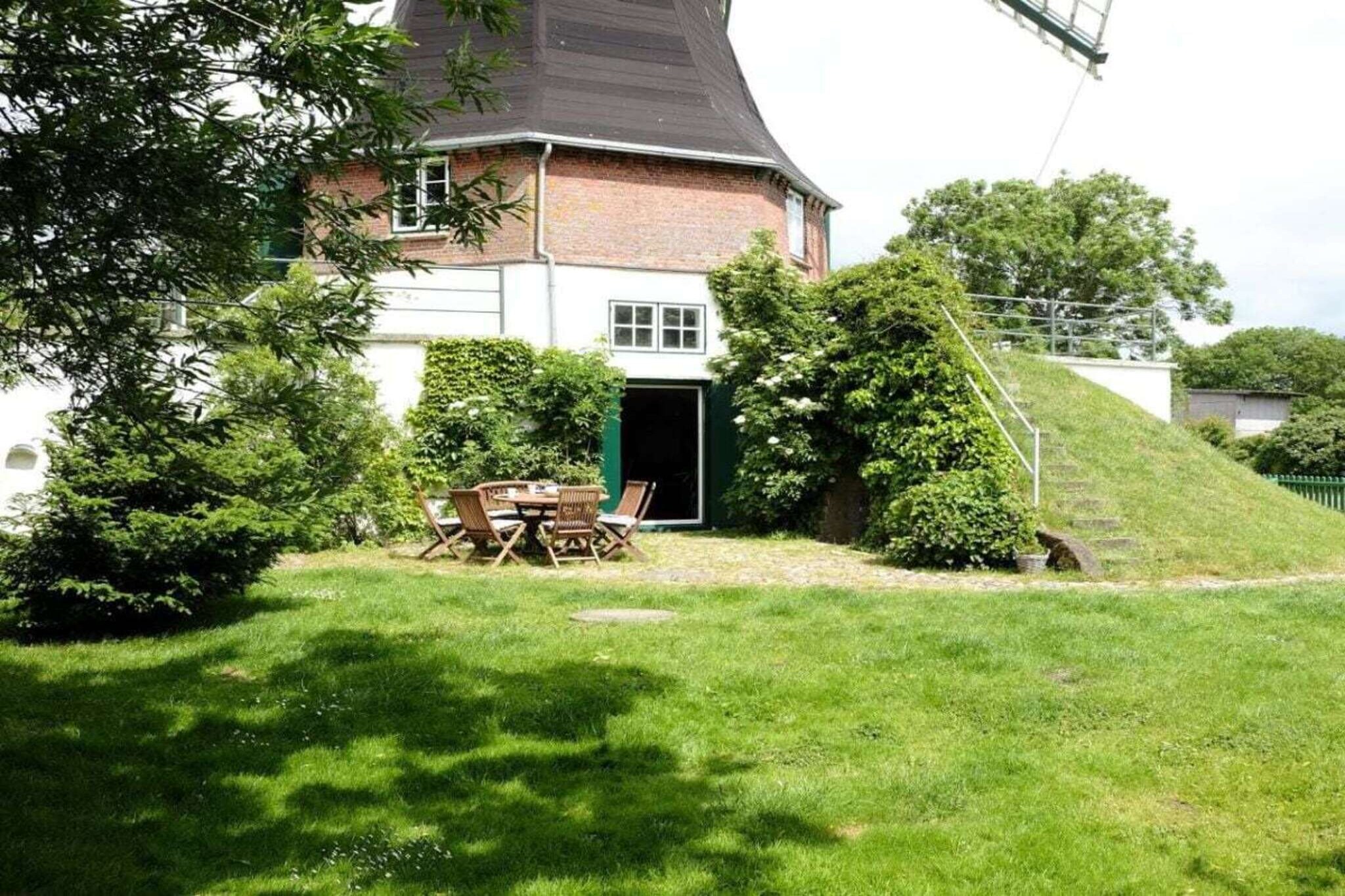 Surrounded by pastures with grazing sheep and cows, this beautiful, historic windmill is located in the heart of the beautiful North Sea peninsula of Eiderstedt, near St. Peter Ording, home to one of Schleswig-Holstein's most beautiful sandy beaches.
An absolute dream home awaits you! Experience exceptional living comfort here, spread across three tastefully furnished levels! Enjoy the idyllic and tranquil location, far from the hustle and bustle. With 190 square meters of living space and three separate bedrooms, as well as an additional alcove sleeping space in the living area, the Catharina Mill offers space for 6-8 people.