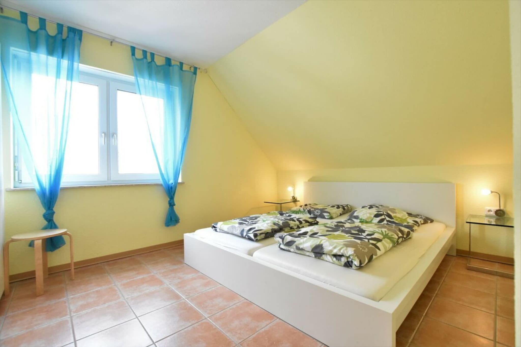 264432-Bedroom