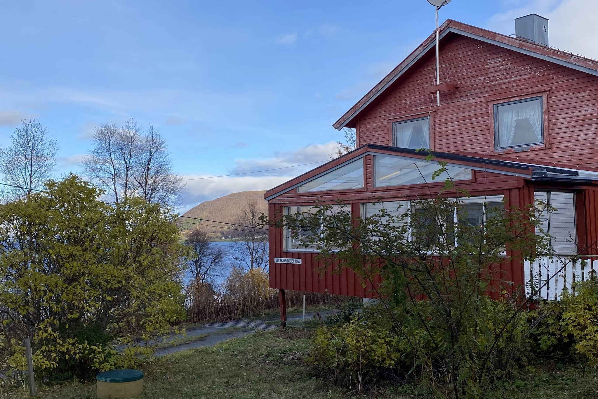 Holiday house with great views over the fjord as well as fantastic views to the north/northwest where you can see the midnight sun in the summer. The house is in rural surroundings with a farm as the closest neighbor. Glazed veranda where you can watch the northern lights sheltered from the weather. Built in 1956 and modernized in 1985, the holiday house is 110 square meters with two floors and has 8 beds. On the ground floor, there is a cozy kitchen with a large dining table, a living room with wood stove, bathroom and 1 bedroom with double bed. 4 bedrooms on the first floor. Heating with electricity, underfloor heating in the hall and bathroom. Parking right outside the house all year. Garden and great hiking terrain right outside the door. Perfect for hikes to the mountain tops both summer and winter, and great hiking in the lowlands. Cross-country skiing and light trails 2 km from the holiday home. At Lyngseidet, there is a slalom slope as well as ski and snowshoe hire. Many family-friendly hiking trails in the immediate area. From the holiday home, you can walk along a tractor road into the forest and along an unmarked path to Jægervassåsen (365 m). Idyllic nature with forested moors, beautiful pine heaths, gushing rivers and steep peaks, as well as rich wildlife. Freshwater fishing is possible in the salmon river Jægervasselva and lake Jægervatnet. Remember fishing license. See: https://www.visit-lyngenfjord.com/no/inspirasjon/lyngen. Boat rental at Svensby Tursenter (7.8 km from the holiday home). At Lenangsøra, 12 km from the cabin, there is a grocery store and a pub that serves food a few times a week. Other attractions in Lyngen include the Sherpa ladder at Lyngseidet, Aurora Spirit Distillery in Årøybukt and Husky safari at Bentsnes.