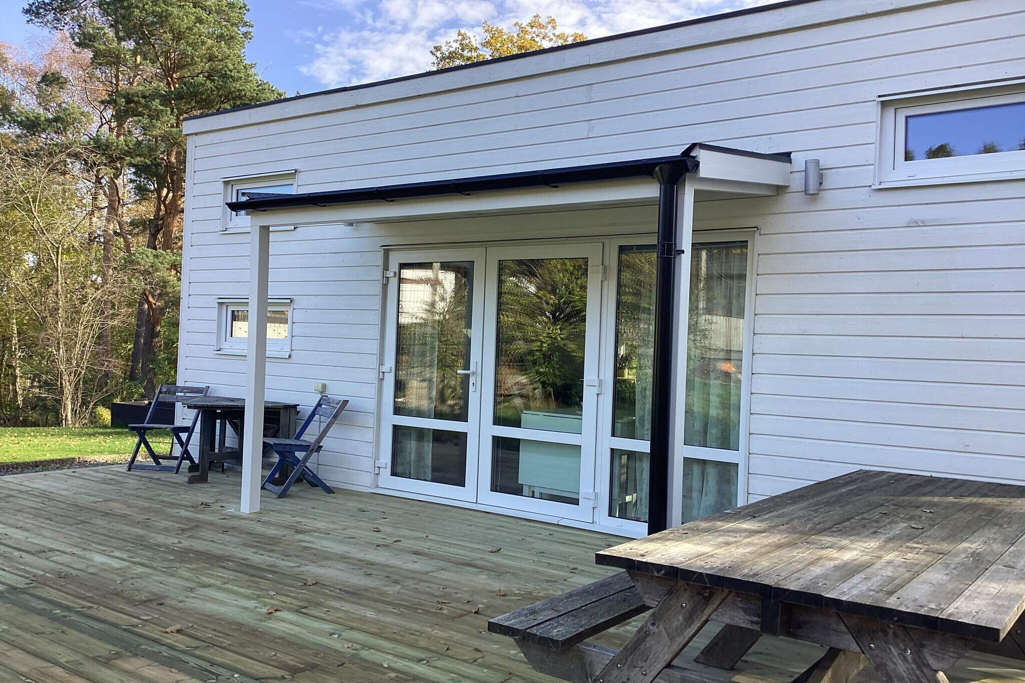 A modern farmhouse with views over pastures and beautiful surroundings, the cottage is on the owner's plot and you have your own part of the large plot. Enjoy the peace and privacy. The cabin has a spacious living room and open, well-equipped kitchen. Here there is a daybed for two people, a dining table and a modern TV with Chromecast. There is free wifi. The bathroom is bright and has a shower and washing machine. There are two sleeping lofts with a ladder up and here there is a single bed 120 cm wide and on the second loft a bed that is 140 cm wide. At the front of the cottage there is a generous terrace with outdoor furniture. Next to the cabin there is a lovely little barbecue area. The owner offers electric car charging, payment according to agreement on site. Only a short drive takes you to Kärradal. Here there is both a sandy beach and a rock pool with jetty and bathing ladder. A popular restaurant is right by the beach. This is a real summer idyll. Varberg is a summer town with a throng of people, restaurants, cafés and dance halls, everything that belongs to a summer town. The massive Varberg Fortress guards the entrance to the harbor and can be seen from afar. Go on a tour down into the bastions and casemates, follow along from the 13th century to our own time. Just outside Varberg is Getterön, one of Sweden's most famous birding areas. There are also exhibitions, a shop and a café here. Another nice excursion destination is the Åkulla beech forests, and here in winter there is an area for cross-country skiing. For those who are technically interested, it is not far to the world heritage Grimeton. Also visit the large shopping area GEKÅS in Ullared.