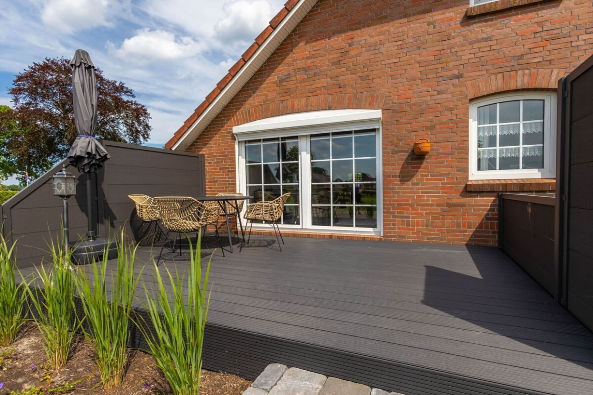 Our approximately 90 m² holiday apartment was extensively renovated in 2024 and offers plenty of space for up to four people. On the ground floor, you'll find a spacious living room with an adjoining fireplace. Firewood is provided, of course. The cozy country-style kitchen is fully equipped and offers everything you need for a pleasant stay. The modern bathroom on the ground floor features a large, walk-in shower.
The terrace adjacent to the living room invites you to spend relaxing hours outdoors.
Upstairs, there are two lovingly furnished bedrooms – one with a double bed and another with two single beds – and a second bathroom with a bathtub.