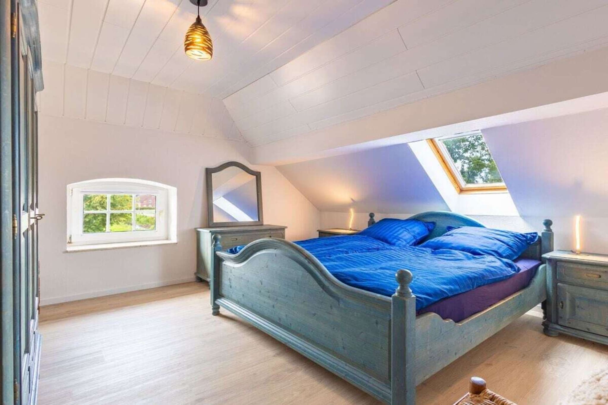 Ground floor: (Living room(Armchair, Sofa, TV, fireplace, insect screens), Kitchen(Tea Towels, Kitchenette, TV, dining table, radio, hob, electric kettle, toaster, coffee machine, oven, grill, dishwasher, fridge, freezer, insect screens), bathroom(Mirror, toilet, shower, washbasin, washing machine))\n\nOn the 1st floor: (bedroom(Bed Linen, Wardrobe, double bed, insect screens), bedroom(Bed Linen, single bed, single bed, insect screens), bathroom(Mirror, toilet, bath tub, washbasin))\n\nInternet access, terrace(Sun Umbrella, grill, garden furniture), parking