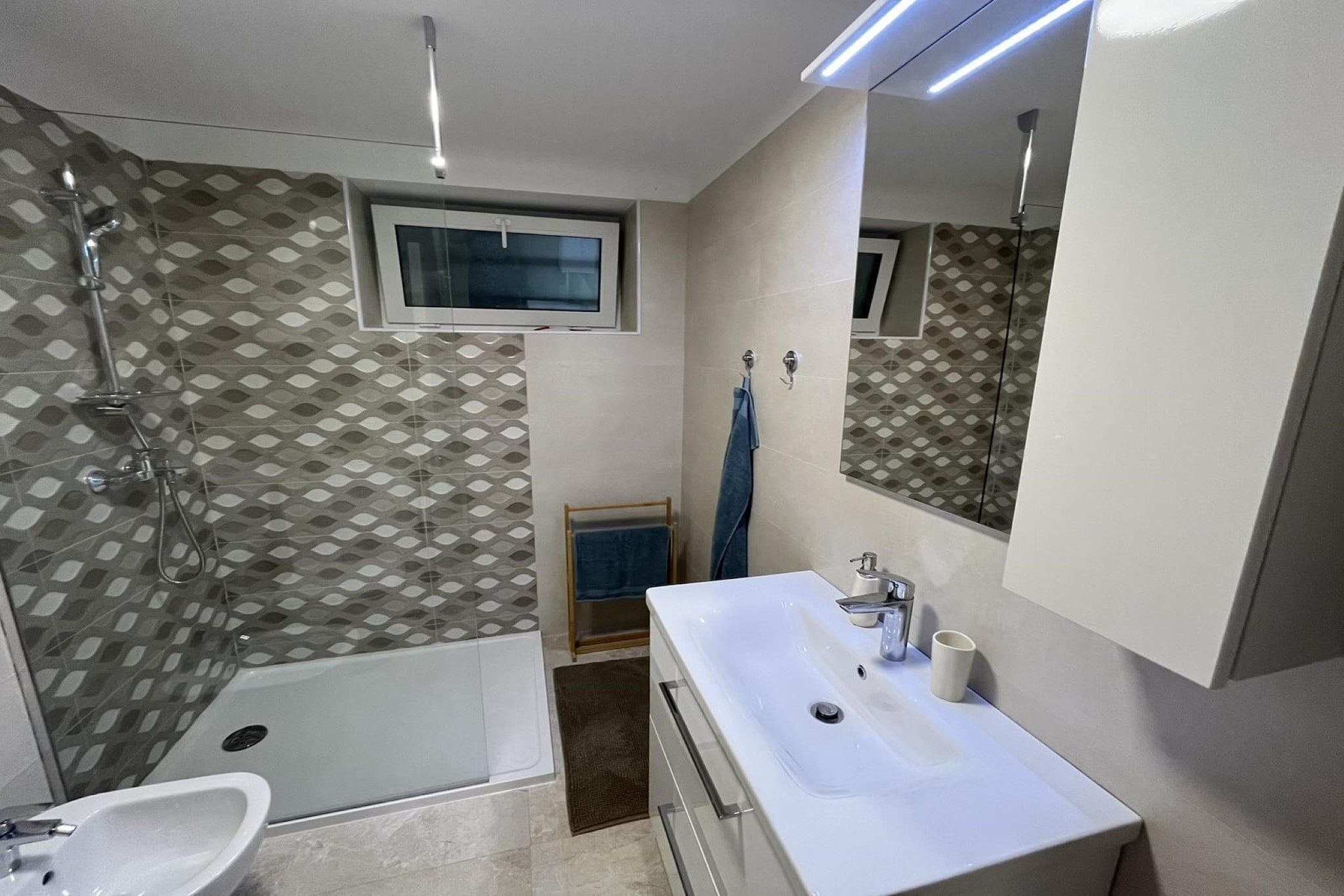 Elegant Lovran Apartment with Garden - Two Bedroom Apartment-Bathroom