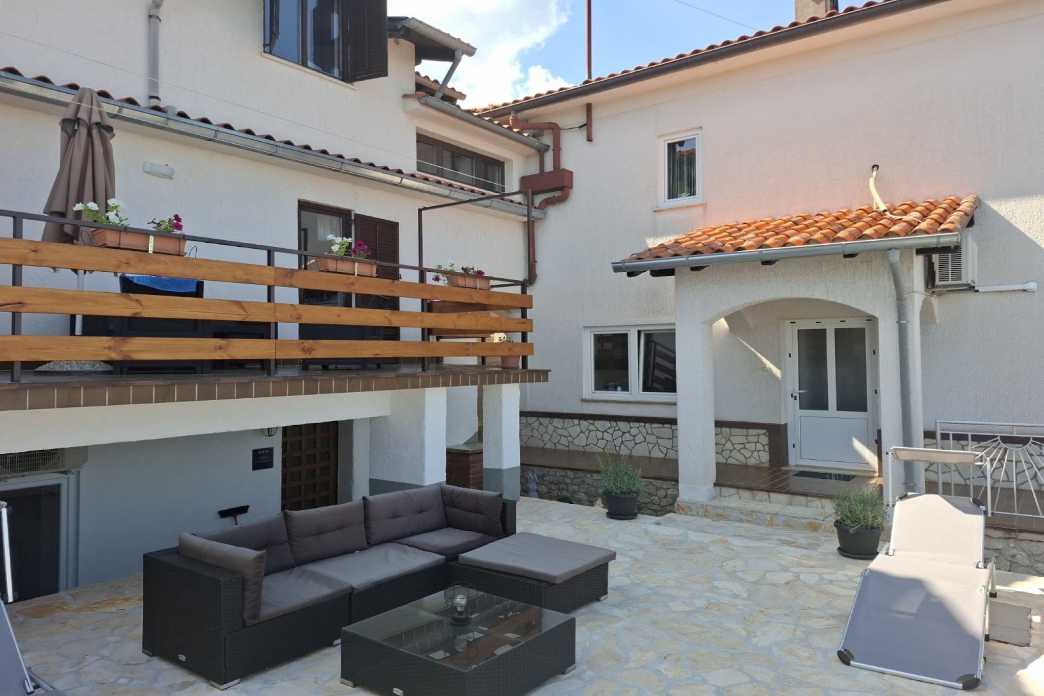 Cozy Lovran Apartment with Private Pool and Sea View - One Bedroom Apartment-Außenbereich