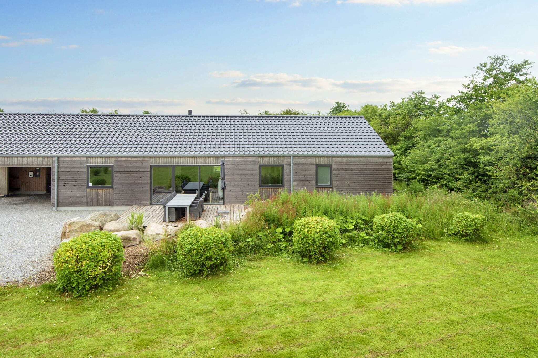 Very attractive and luxuriously equipped vacation home, where a lot has been done to ensure you have an unforgettable vacation! The house is very energy efficient, equipped with both solar panels and a heat pump.
The modern and well-equipped kitchen of the vacation home is open to the dining and living area. There is both a climate-friendly heat pump and a cozy wood-burning stove, which you can use on cooler evenings, for example. The youngest members of the family have also been taken into account; they will find their own area with a TV and can spread out on the lofts of the house. The large property also has some play equipment and plenty of space for ball games, etc.
Look forward to exploring the beautiful nature and the beautiful beach. The so-called Gendarmenweg offers opportunities for hiking or cycling.
The Gendarmstien is one of Denmark's most beautiful hiking routes. The 74-kilometer coastal hiking route is divided into four daily stages: the mountain stage, the brick stage, the crow stage, and the beach stage. Each stage winds along the shore of the fjord, offering a varied and partly hilly landscape. Along the hiking route, you will have ample opportunity to experience rare plants and animals as well as many interesting biotopes and landscapes, from orchids, frogs, and birds to tunnel valleys, cliffs, and rocky reefs. At the same time, you can discover the history and the many myths and legends associated with Gendarmstien and the border area.