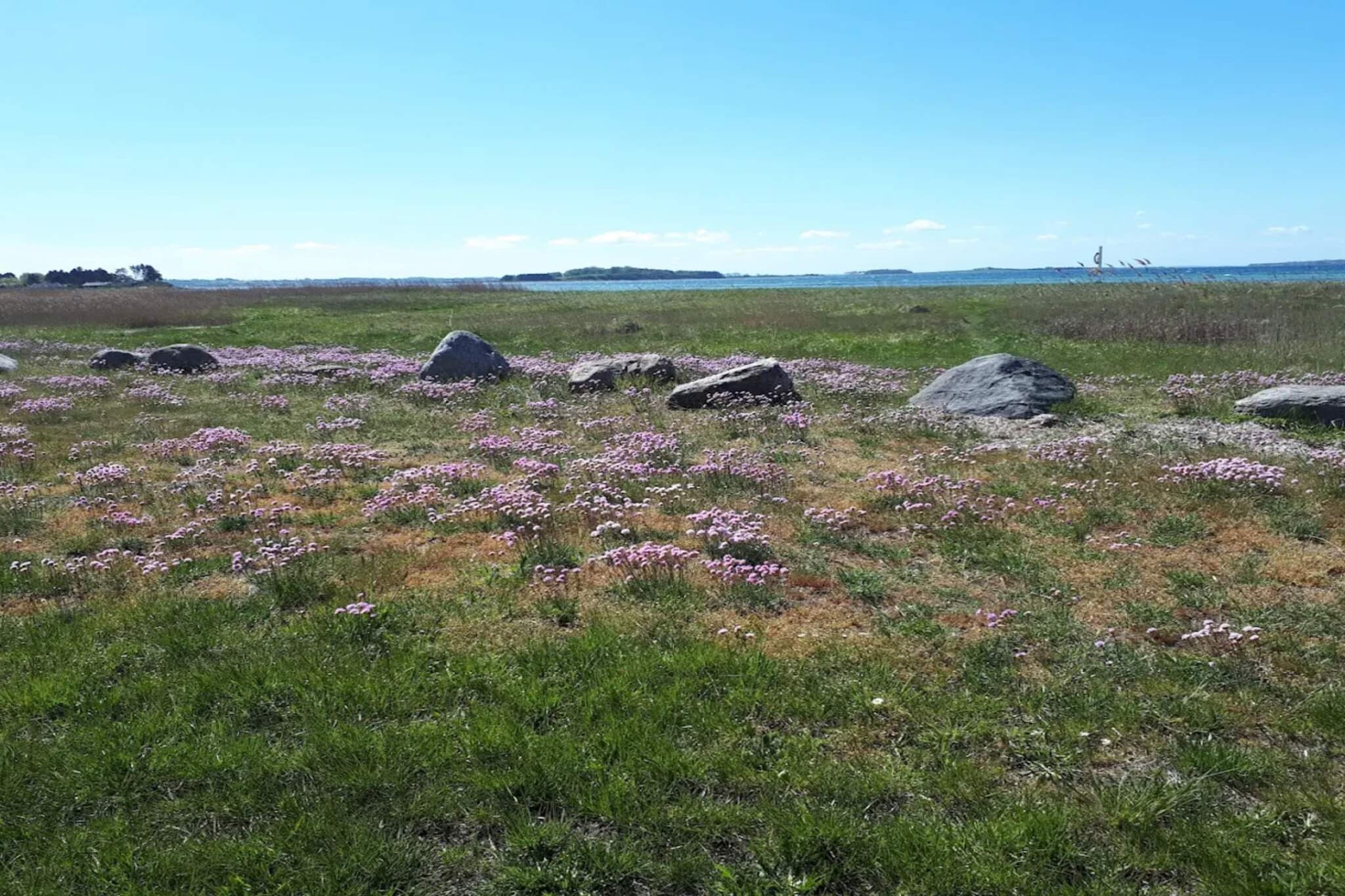 Internet Access DSL, Kitchen(cooker(electric), coffee machine, dishwasher, fridge-freezer), Living/bed room(TV), bedroom(double bed), bedroom(double bed), bedroom(2x single bed), bathroom(washbasin, toilet), bathroom(bath tub, washbasin, shower, toilet), heating(electric), terrace, garden, garden furniture, air to water heatpump