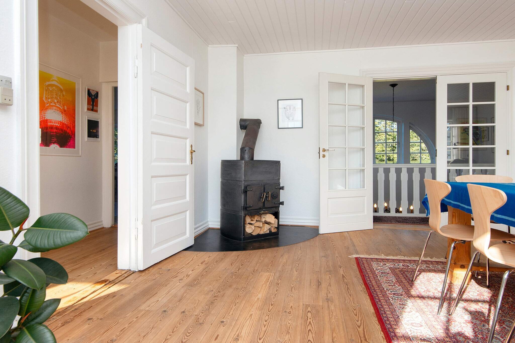 Kitchen(cooker(electric), coffee machine, fridge(+ freezer)), Living/bed room(TV, chromecast), Living/bed room, Living/bed room(TV, chromecast), bedroom(double bed), bedroom(double bed), bedroom(double bed), bedroom(single bed), bedroom(2x single bed, double bed), bathroom(washbasin, shower, toilet), heating(electric), garden