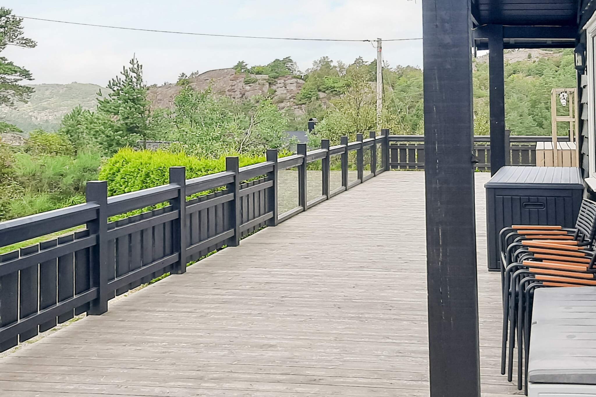 Pleasant cabin that sleeps 8. The cabin was built in 1998 and is 85 m2. The large terrace has garden furniture and a gas grill. The cabin has an open kitchen/living room solution with all the equipment you need during your stay. There are 3 bedrooms with a double bed in each, as well as an annex with a double bed. The cabin has a WC with a washbasin and a separate room with a shower cubicle. Heating with heat pump. Parking for 3 cars as well as a carport under the cabin. The area offers a wealth of activities and nice places to visit, e.g. Lyngdal approx. 8 km away: a cozy little town with shopping streets, restaurants, library and cinema. There are also many good hiking areas in the immediate area around the cabin. Great swimming area with sandy beach at Rosfjord camping. In Spangereid you will find Norway's southernmost underwater restaurant, 13 km from the cabin. Here you will also find the Spangereid Canal. There is a zoo for children in Mandal (40 km) and 95 km to the famous zoo in Kristiansand.