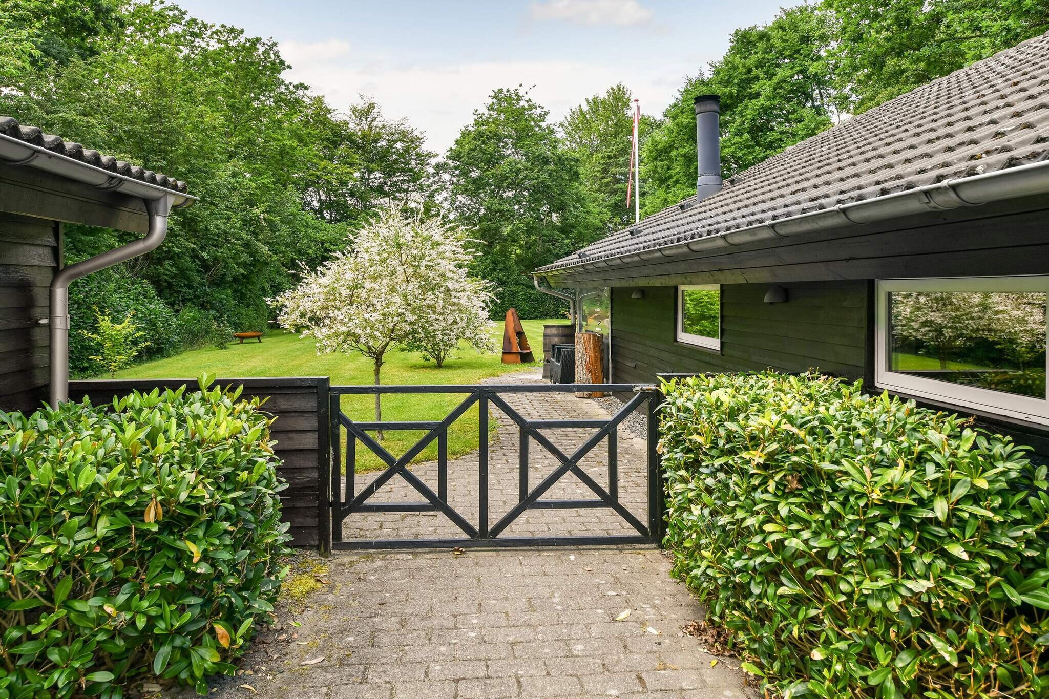 Family-friendly vacation home with hot tub and sauna in scenic Jegum Ferieland
This bright and modern holiday home is perfect for a relaxing family vacation. Located in the beautiful surroundings of Jegum Ferieland, the house has large windows and high ceilings, creating a lovely and inviting atmosphere.
The heart of the house is the open-plan living area, where the kitchen, living room, and dining area merge. Here, there is ample opportunity for the family to gather around cooking, cozy board games, or a good movie on streaming services. Chromecast and wireless Bluetooth speakers are available.
There are three spacious bedrooms. The bathroom facilities are also top-notch, with a guest toilet and a large bathroom that includes a shower, spa bath, and access to the house's sauna.
On cold days, you can enjoy the warmth of the wood-burning stove in the living room, and the energy-efficient air-to-air heat pump ensures a comfortable indoor climate all year round. There is also a central vacuum cleaner, which makes cleaning easy and convenient.
The outdoor area is perfect for play and relaxation. The large terrace from 2023 is equipped with a barbecue and garden furniture, and the large lawn is ideal for ball games and play. There is also play equipment available in the shed.
If you want to go to the beach, the North Sea is only a 10-minute drive away. At Børsmose Strand, you can take your car right down to the beach, so you can bring everything you need for a lovely day in the sun.