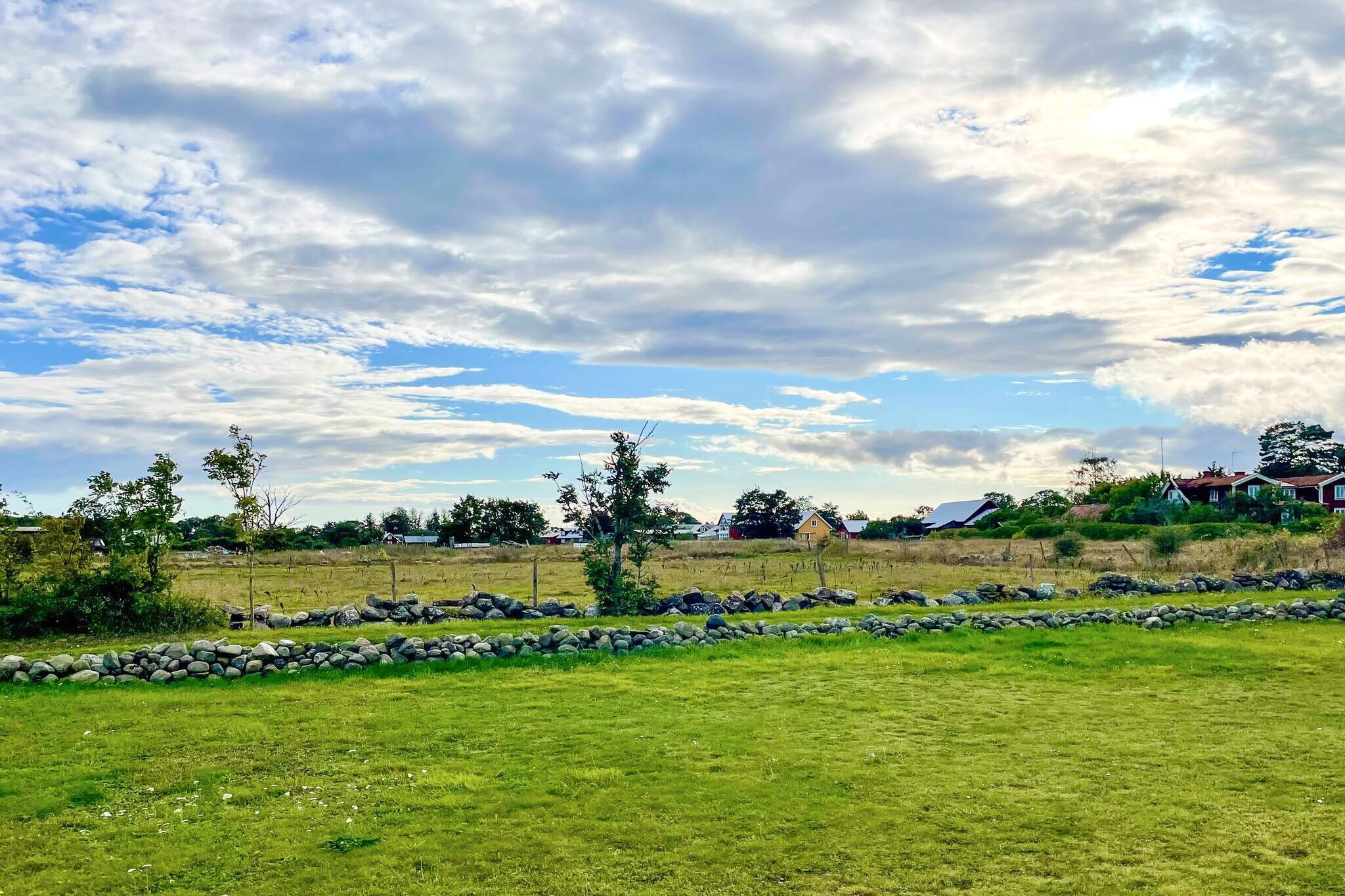 Kitchen(cooker(electric), coffee machine, fridge-freezer), Living/bed room(double folding bed), Living/bed room(2x bunk bed), bathroom(washbasin, shower, toilet), balcony, heating(electric), garden furniture, parking