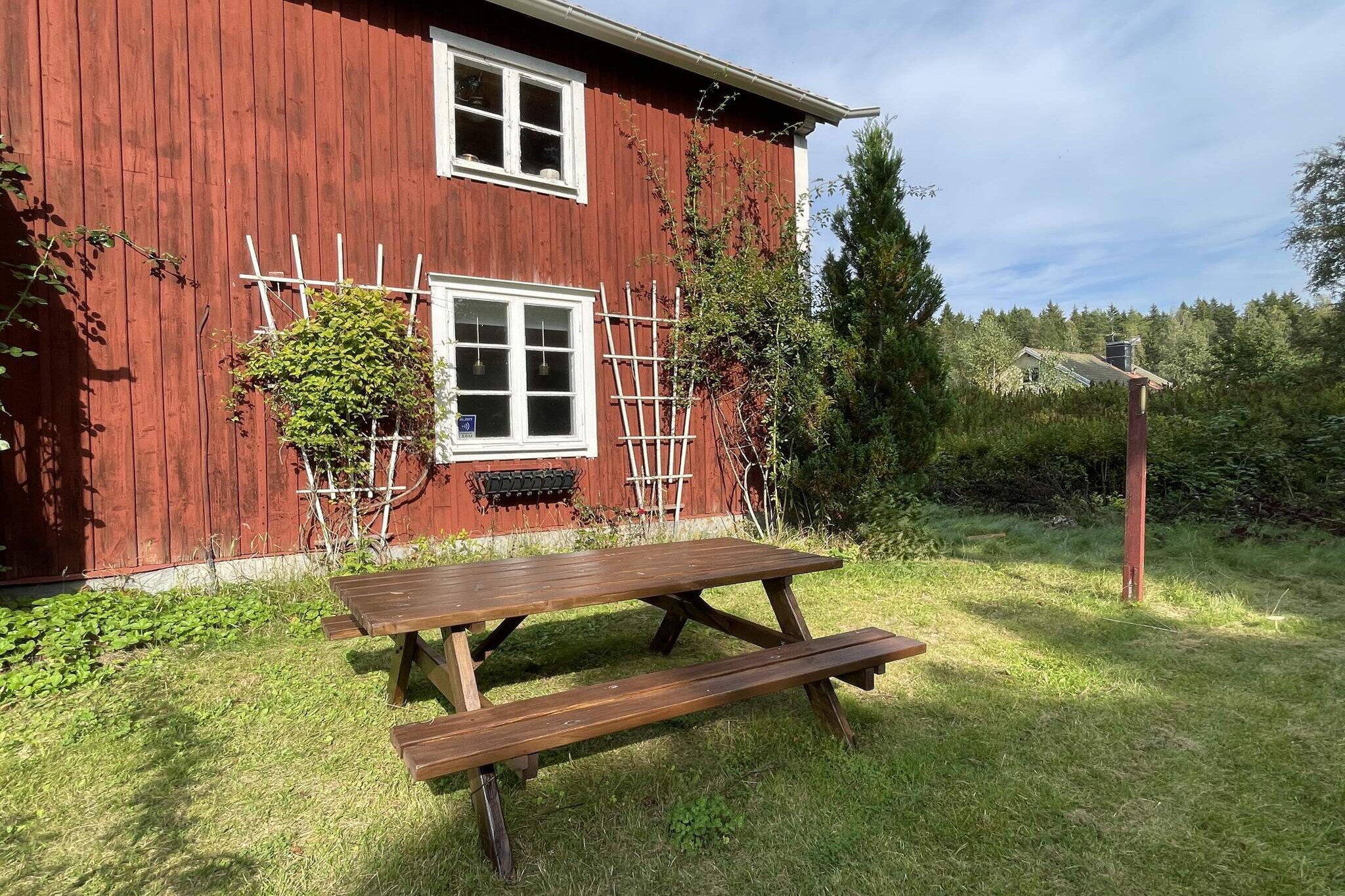 Charming rural accommodation near LinkÃ¶ping - A perfect holiday for family and friends. Welcome to HÃ¤ggetorp in Vreta Klosterbygden, a rural idyll just 30 minutes from LinkÃ¶ping. Here awaits a cozy house with a large garden that invites quiet moments and outdoor activities for the whole family. Enjoy a large garden with activity areas both inside and outside perfect for the children. Rainy days are spent with advantage in the large play and craft space in the barn next to the house. The accommodation has 6 beds on two floors, two sofa beds downstairs with a TV screen and an equipped kitchen with two induction hobs. Fresh bathroom with shower, underfloor heating and washing machine. Upstairs there is a large room for socializing and games. A large bedroom with a double bed and a bunk bed. Discover all the possibilities of the surroundings! GÃ¶ta canal and lake Roxen with its fine passenger boats, Bergsslusssar with lock stairs, restaurants and swimming area. Cycle paths, hiking trails and bathing spots are nearby, as well as excursion destinations and day trips such as KolmÃ¥rden Zoo and Astrid Lindgren's World. LinkÃ¶ping offers everything from shopping and restaurants to museums and adventures for the whole family. For those interested in golf, Vreta Kloster's golf club has the highly regarded 18-hole golf course. Practical nearby services: In nearby Ljungsbro and Berg there are grocery stores, restaurants, cafes, hairdresser, swimming pool, spa, and an adventure golf course. In Ljungsbro, you can buy day-fresh candy directly from the Cloetta factory. At the entrance to beautiful Berg's locks next to the Vreta monastery church are the ruins of Sweden's first monastery, founded as a Benedictine nunnery. Today, a ruin and the monastery church of Vreta monastery remain. Many nice places such as Vadstena, Motala and SÃ¶derkÃ¶ping are worth a visit. Welcome to enjoy a vacation that combines the tranquility of nature with the proximity of activities and excursions, all amenities for a relaxing and memorable vacation. The airport is in LinkÃ¶ping, which makes HÃ¤ggetorp an easily accessible destination for both Swedish and international guests.