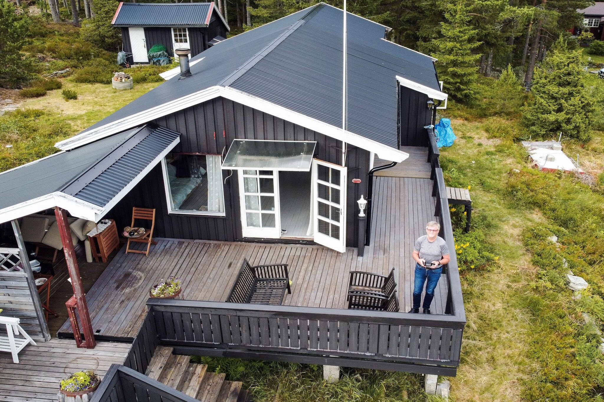 Pleasant cabin on Frosta with a nice view of the Trondheimsfjord. The cabin is located in a wooded landscape with several cabins. Sunny and child-friendly plot, great hiking opportunities for the whole family. Nice starting point for road trips around the fjord. The cabin was built in 1974 and renovated in 2024 with the owner's personal style. The cabin is on one level with 3 bedrooms, all with a double bed, plus an annex with a double bed. Wood stove in the living room. Free internet with large capacity and TV with Chromecast. Large terrace with outdoor furniture and gas grill. The cabin is situated on natural land with a great view of the beautiful fjord landscape. The area around is child-friendly with great opportunities for playing. On the terrace, you can enjoy your morning coffee during the sunrise. 800 m to the Trondheimsfjord. Great hiking opportunities for the whole family. The long Frostastie invites you to hikes and cycling in a wonderful landscape. In the forest between Småland and Breivika, there is an activity track for children. At Frosta, there is a farm sale of locally produced food. Many sights along the fjord, such as monastery ruins on the island of Tautra and Stiklestad stone church, built on the site where St. Olav fell in battle in 1030 when introducing Christianity in Norway. Also, the city of Trondheim has many sights in addition to restaurants and shops. Grocery store 10 km. Parking at the cottage.