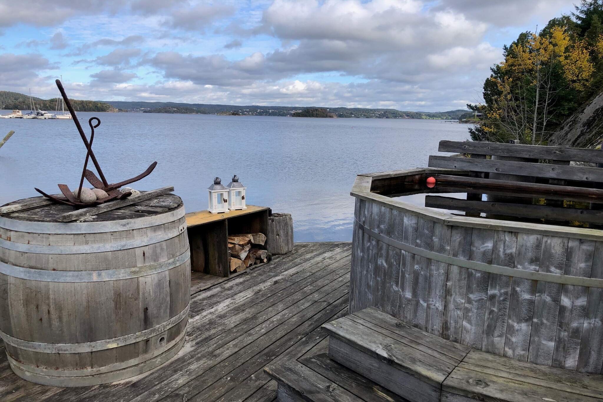 Welcome to a charming large house with sauna, hot tub and the sea as the nearest neighbor in beautiful Orust! What a dream location! Here you are surrounded by peaceful nature and can enjoy a fantastic view. The house is an older, partially renovated home with preserved charm. The house has a total area of about 300 m², and as guests you have it to yourself, although about half of the rooms are closed for use. The kitchen is modern and fully equipped with all the amenities you may need to prepare both large and small meals. In addition to seating in the kitchen, there is a larger dining room table that accommodates the whole party for dinners. There are four bedrooms, two with double beds and two with a single bed each. Downstairs there is a room with shower and sink and a separate toilet. Upstairs there is a bathroom with bath, shower, sink and toilet. There is also a sauna here! A wood-fired hot tub next to the water creates an unbeatable feeling and high coziness factor! Please note that the hot tub is booked by contacting the owner on site, who will arrange the practicalities of the hot tub and you will pay for this to the owner. A small boathouse belongs to the property, perfect for sitting down four to six people and enjoying the surroundings. There is no electricity in the boathouse, but infrared heating makes it possible to sit there even on colder days. For those of you who want to go out to sea, there is a boat to rent, either an eka or kayak, and life jackets are available. You will find more information about this on site in the guest folder. For those who like to swim, it's great to take a refreshing dip in the sea very close to the house. For a larger and more landscaped bathing area, you can easily go to the municipal bathing areas in Svanesund or Slussen. If you want to enjoy culture and good food, Slussen's guest house is within easy reach, where concerts are often arranged and delicious food is served. In Henån (16.5 km) there is a range of shops, shopping etc. Please note that this accommodation excludes families with children, youth groups, pets and smoking is prohibited. We welcome you who want to enjoy a relaxing stay in a magical environment. Stillingsön on Orust is a fantastic destination for those who want to relax and enjoy nature. Here you can hike, cycle, fish and swim. The surroundings are full of berries and mushroom fields. Welcome to beautiful Orust!