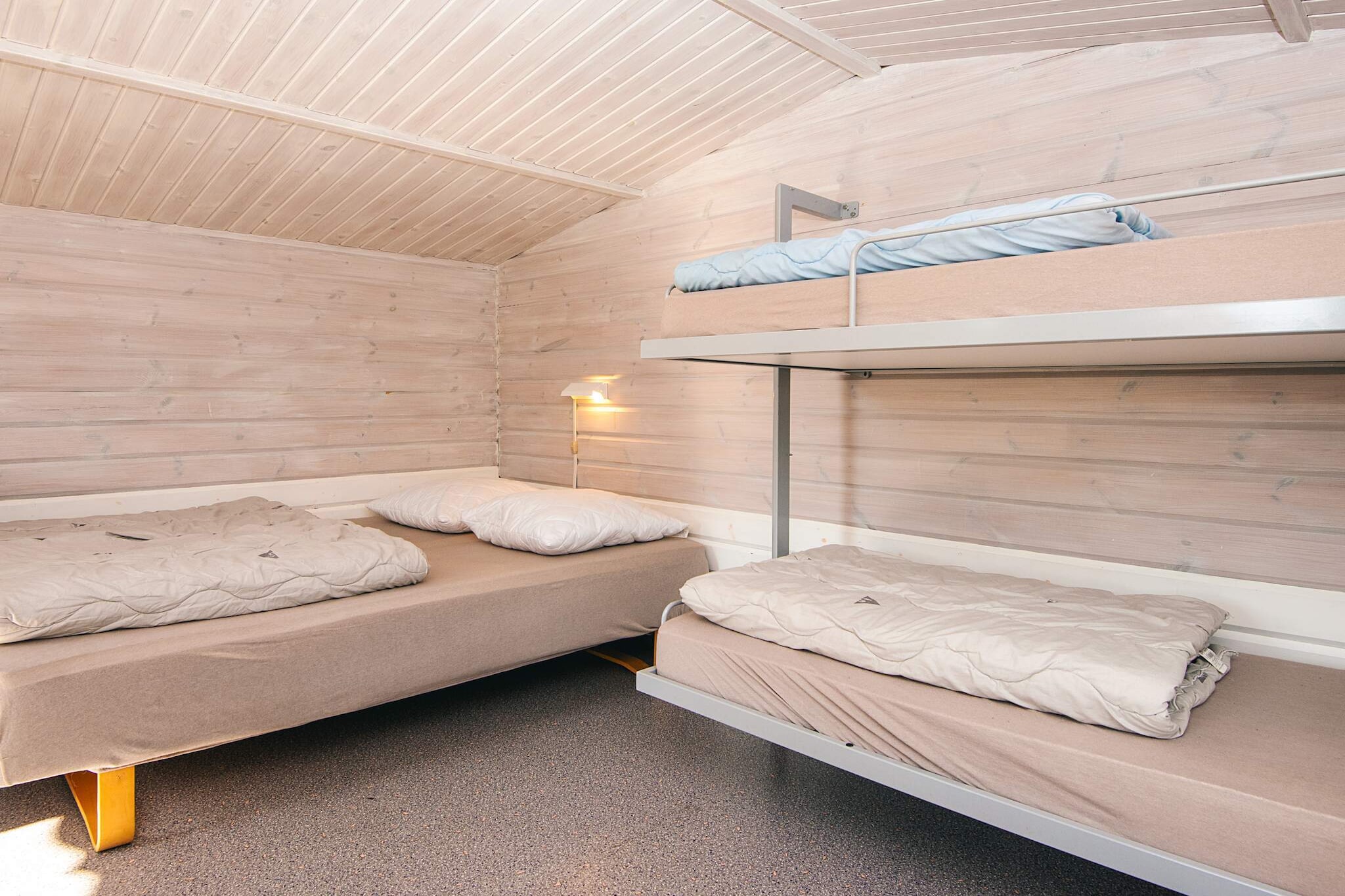 Kitchen(shared with other guests)(coffee machine, fridge), bedroom(2x single bed, TV), bathroom(washbasin, shower, toilet), heating(electric), garden, parking