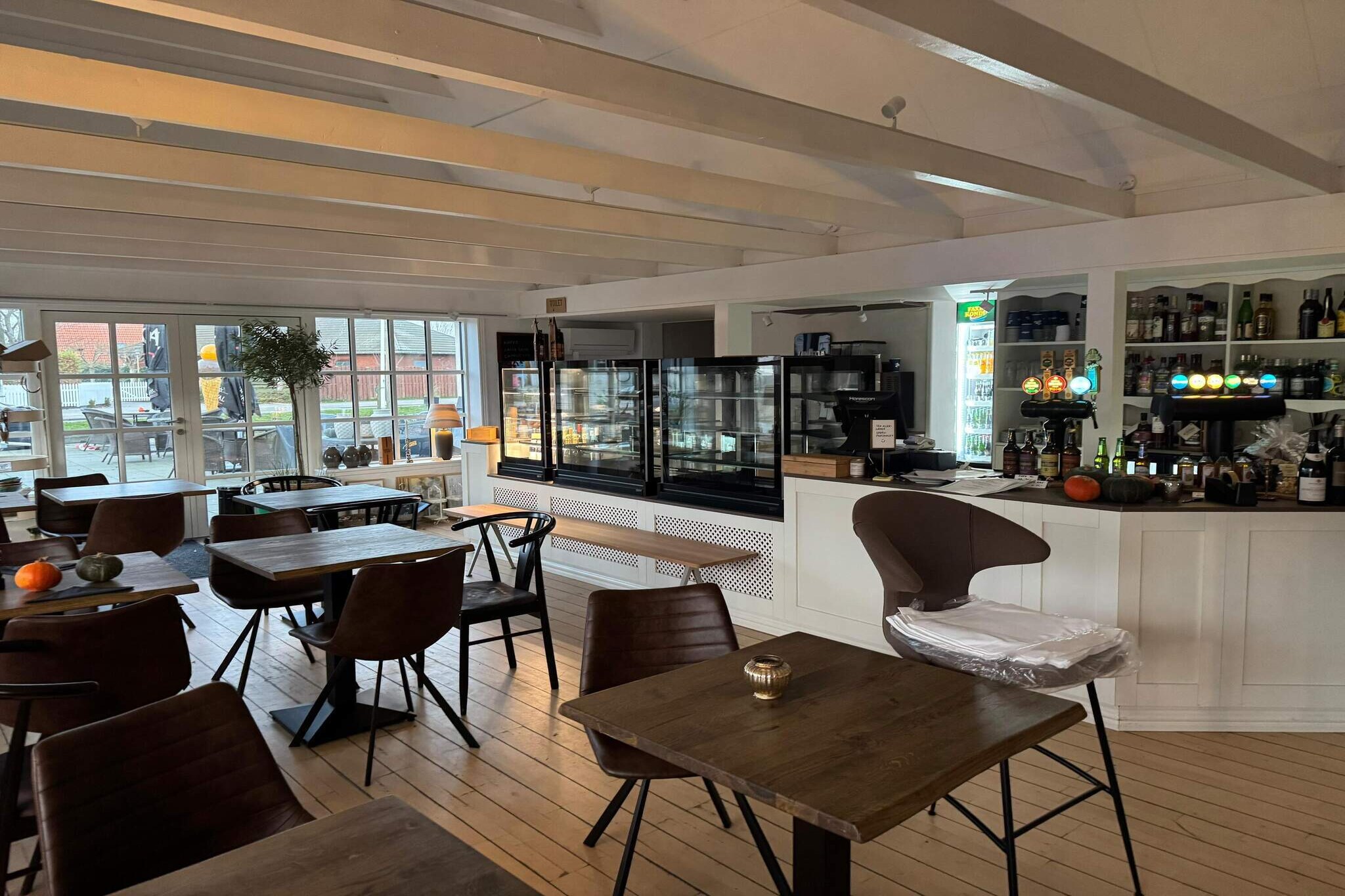 Living/bed room(TV, fireplace), bedroom(double bed), bathroom(washbasin, hip bath, shower, toilet), heating(central), terrace, garden, garden furniture, parking