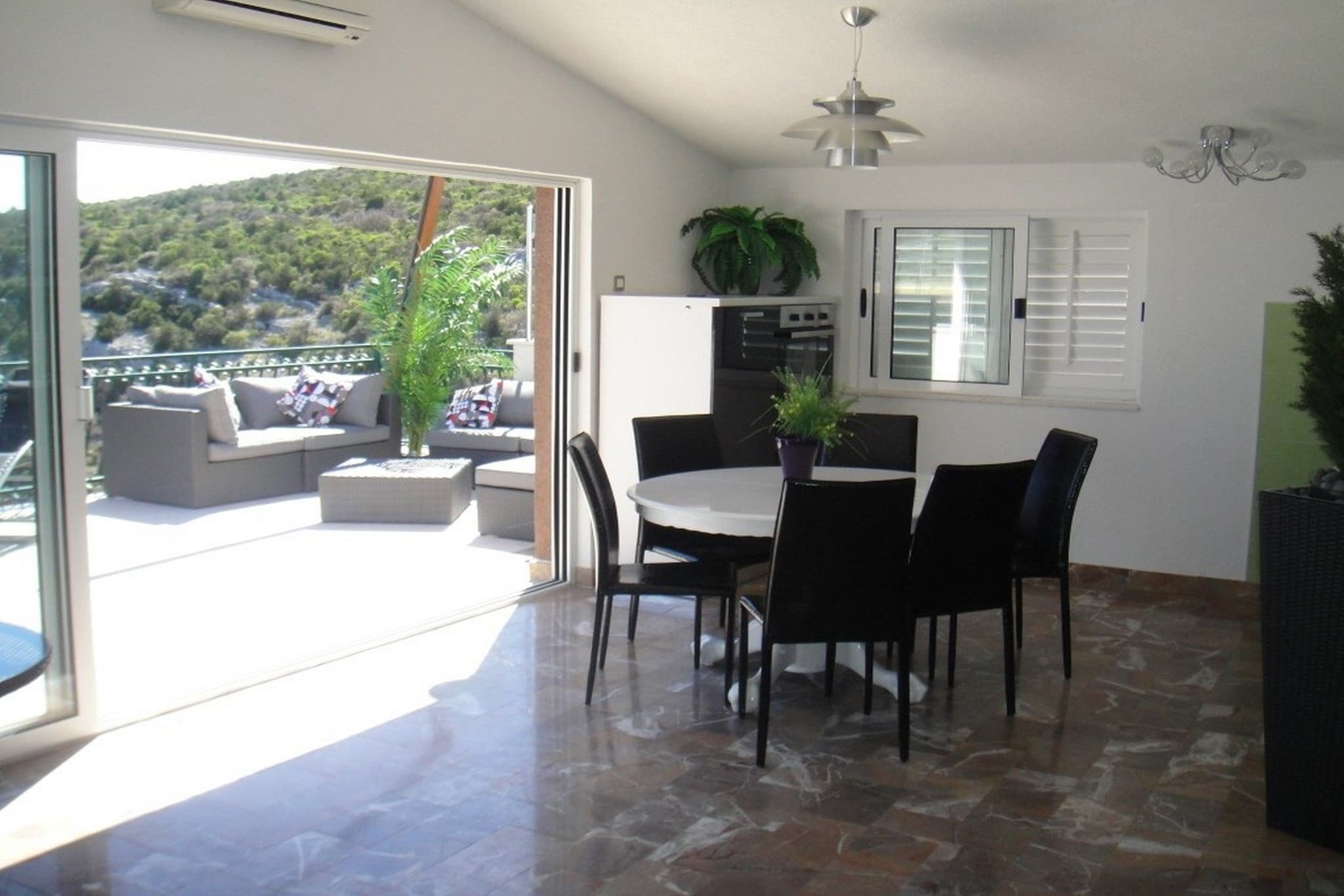 Wonderful Visinisce Apartments with Terrace and Sea Views - Comfort Two Bedroom Apartment (Owner 3)-Eetkamer