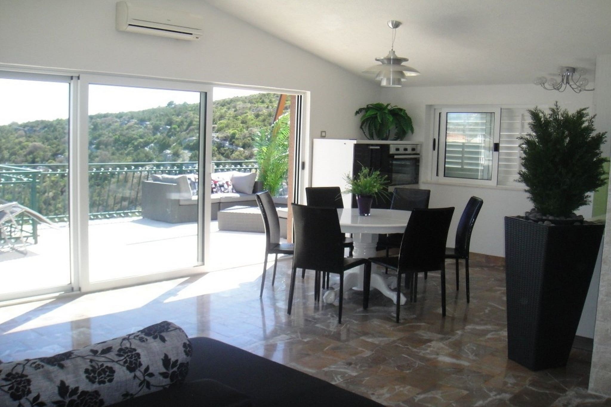 Wonderful Visinisce Apartments with Terrace and Sea Views - Comfort Two Bedroom Apartment (Owner 3)-Eetkamer
