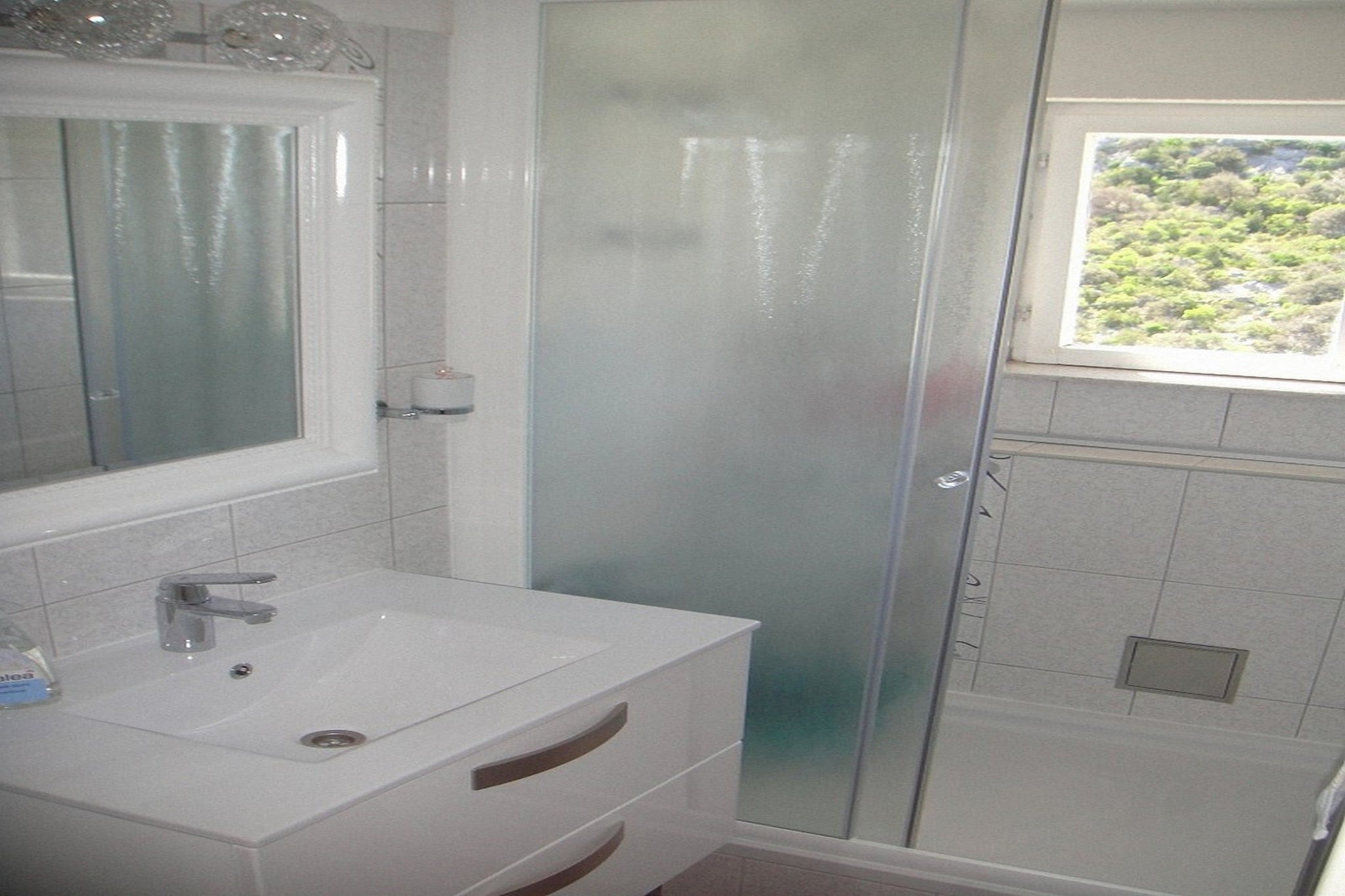 Wonderful Visinisce Apartments with Terrace and Sea Views - Comfort Two Bedroom Apartment (Owner 3)-Badkamer