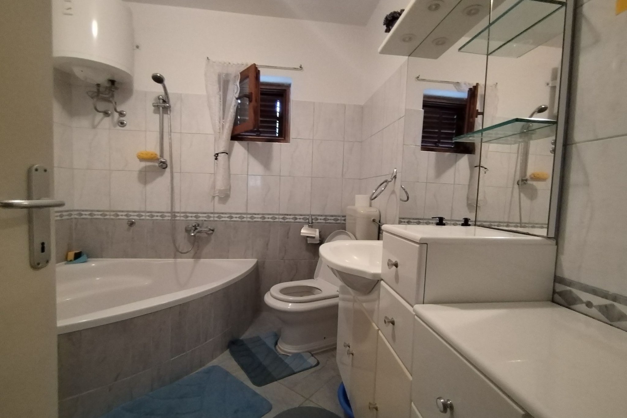 Two Bedroom Apartment with Sea View-Badkamer