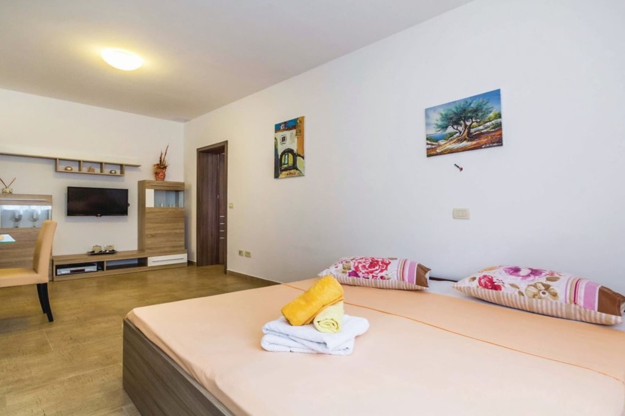 Cozy One Bedroom Apartment with Terrace - One Bedroom Apartment-Schlafzimmer