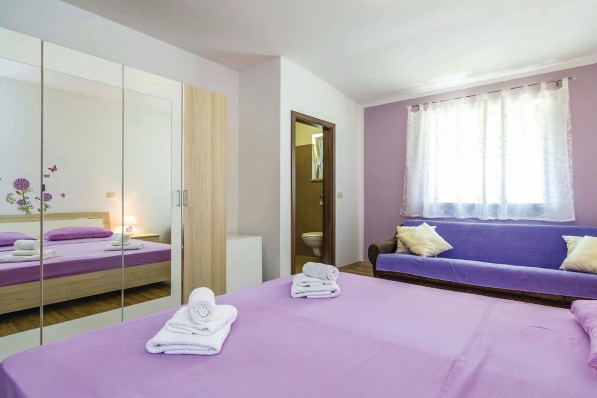 Cozy One Bedroom Apartment with Terrace - One Bedroom Apartment-Schlafzimmer