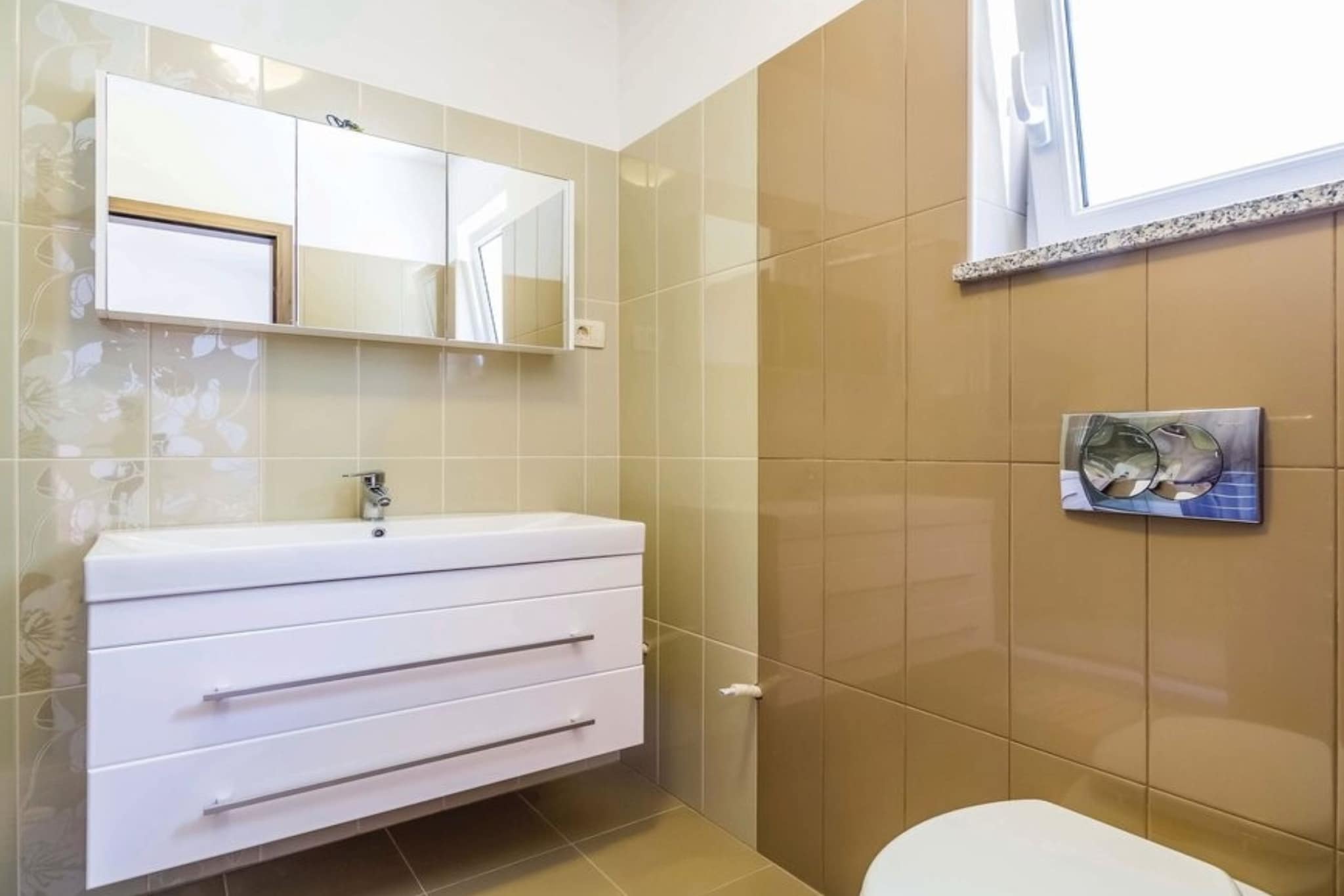 Cozy One Bedroom Apartment with Terrace - One Bedroom Apartment-Badezimmer