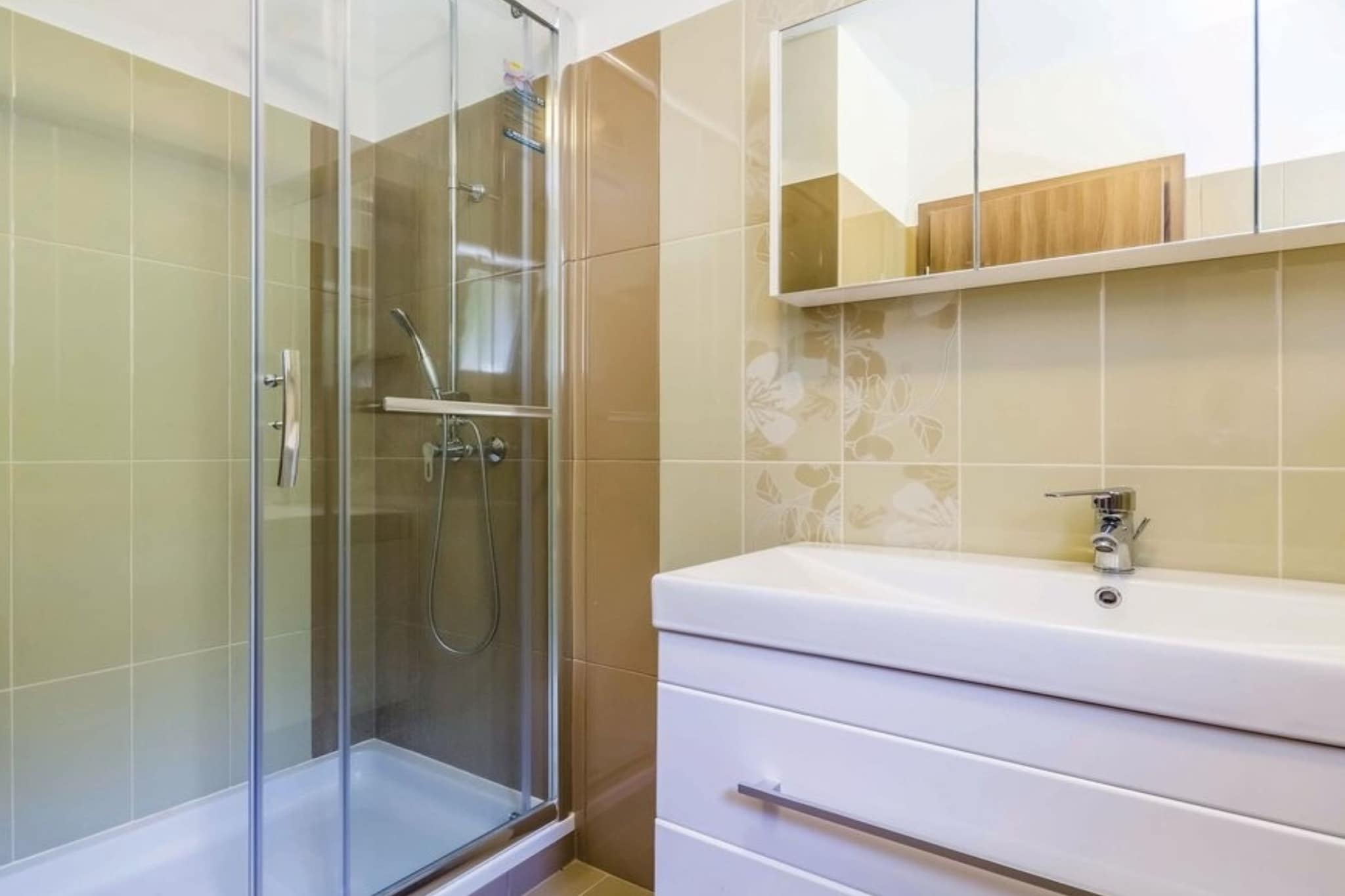 Cozy One Bedroom Apartment with Terrace - One Bedroom Apartment-Badezimmer