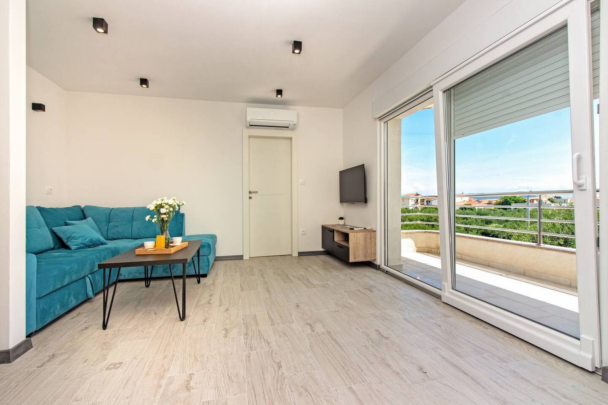 Modern Apartments with Private Balcony - One Bedroom Apartment (Owner S1)-Salon