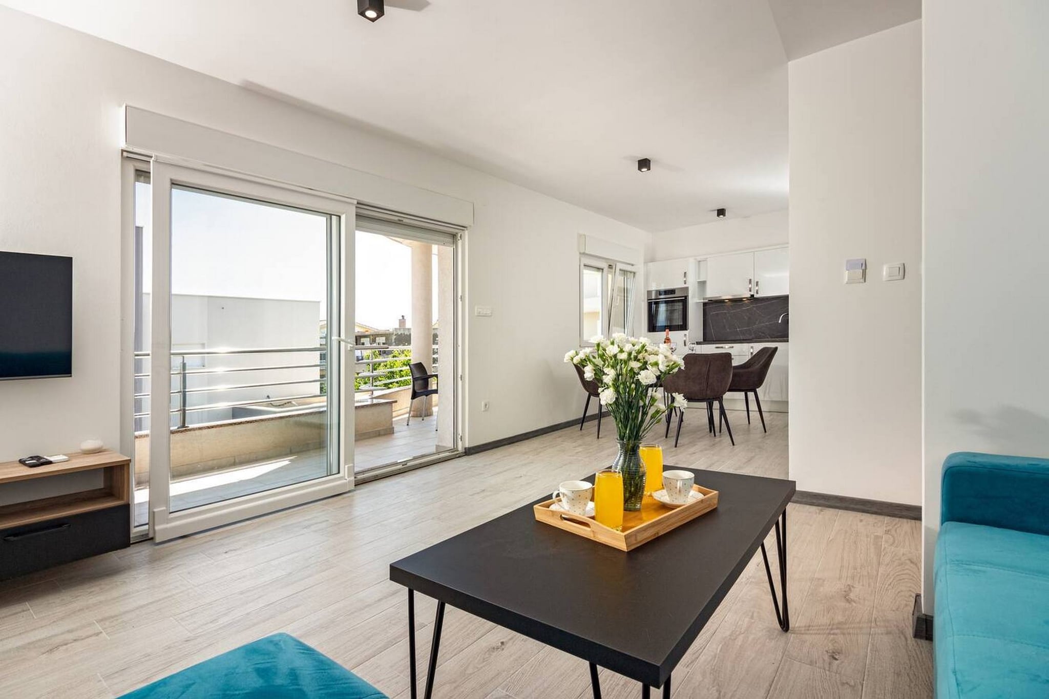 Modern Apartments with Private Balcony - One Bedroom Apartment (Owner S1)-Salon