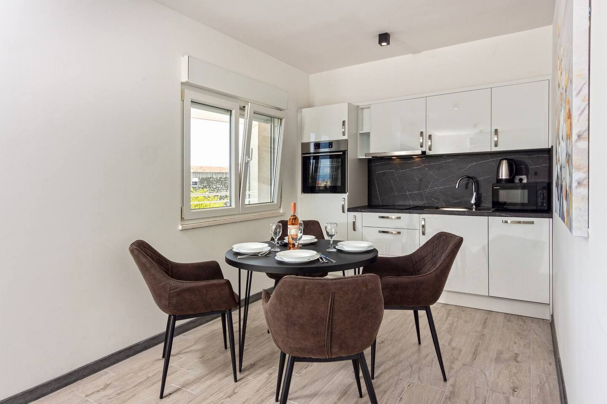 Modern Apartments with Private Balcony - One Bedroom Apartment (Owner S1)-Salle à manger