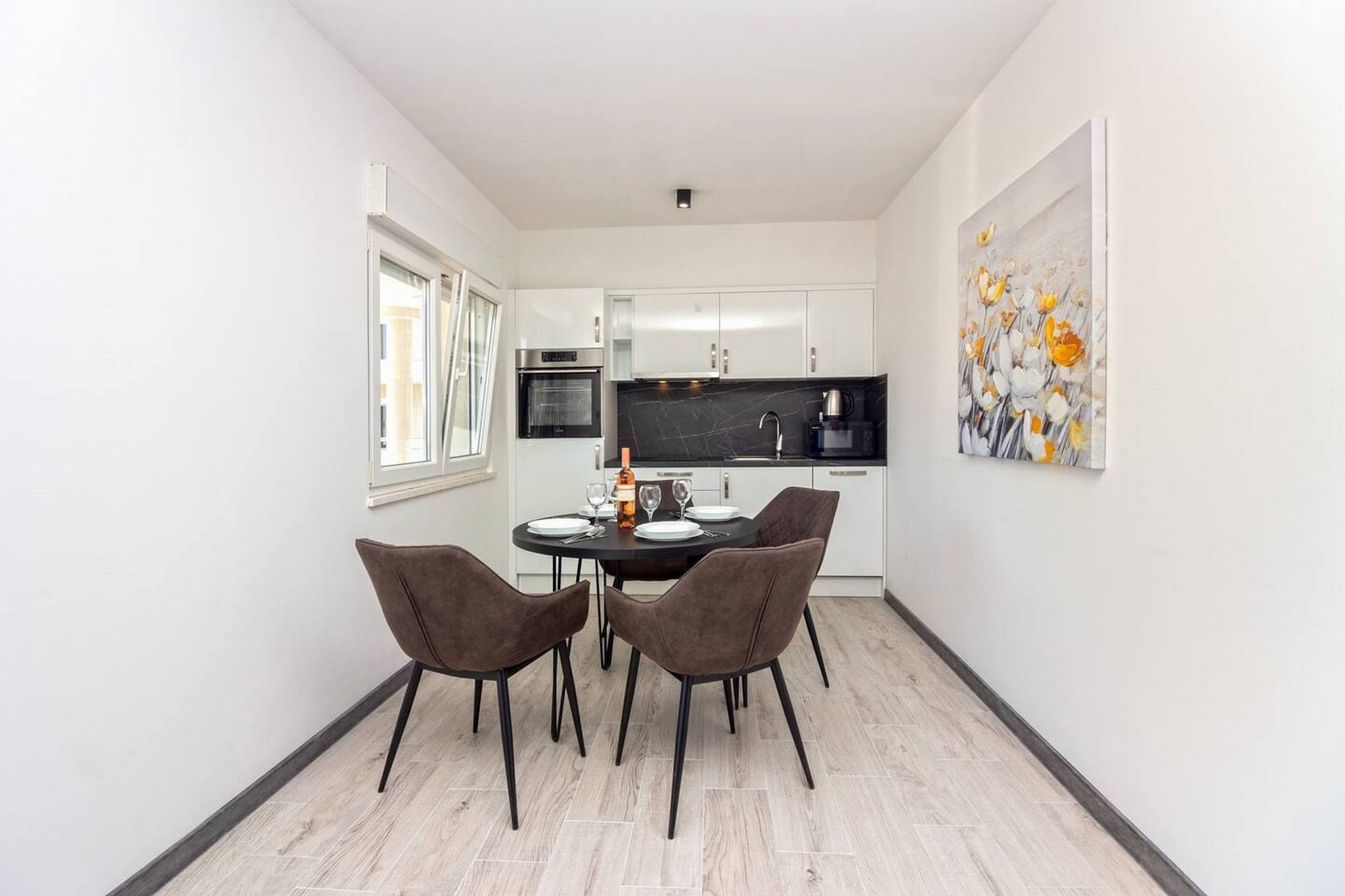 Modern Apartments with Private Balcony - One Bedroom Apartment (Owner S1)-Salle à manger