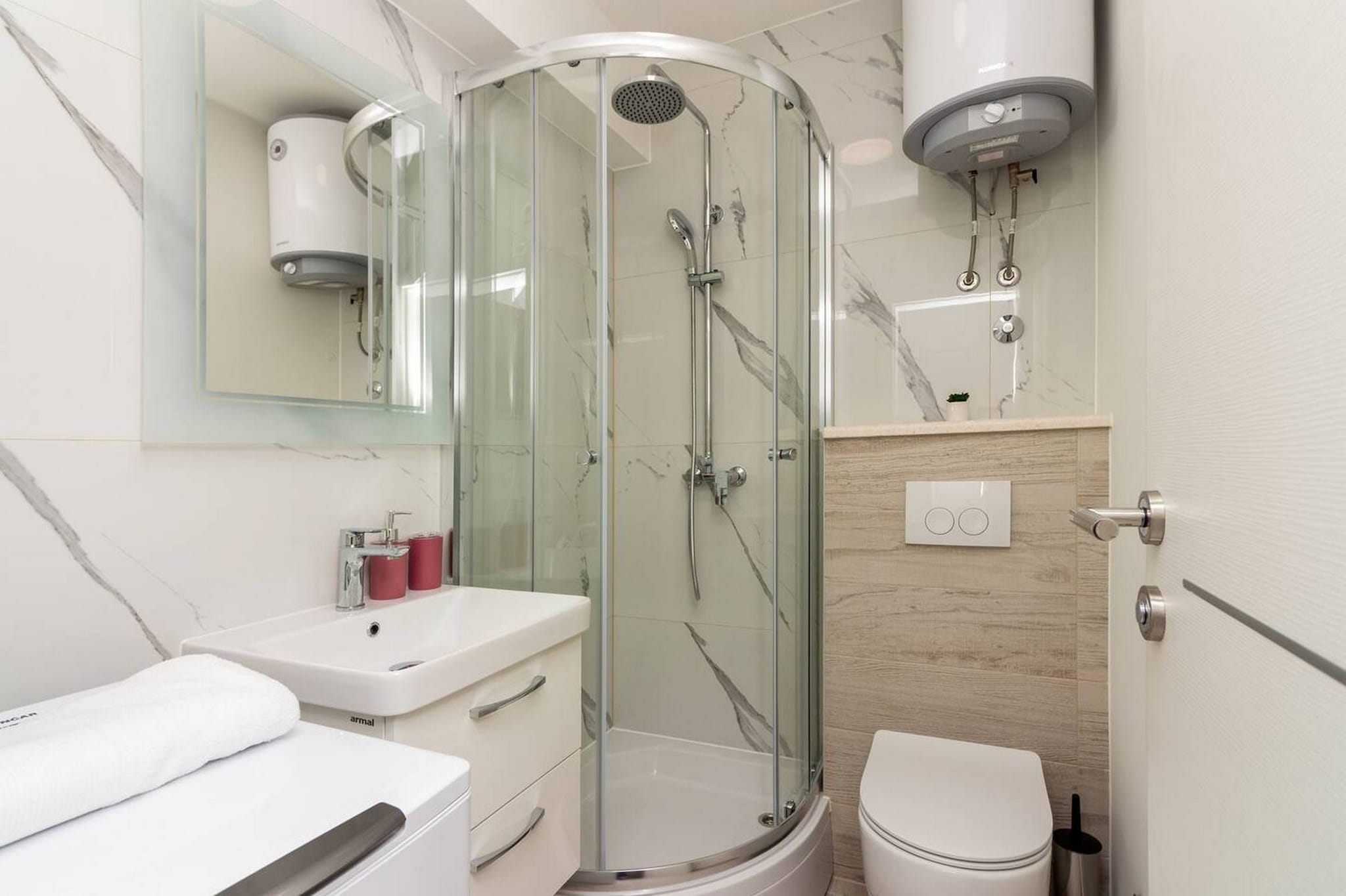 Modern Apartments with Private Balcony - One Bedroom Apartment (Owner S1)-Salle de bain