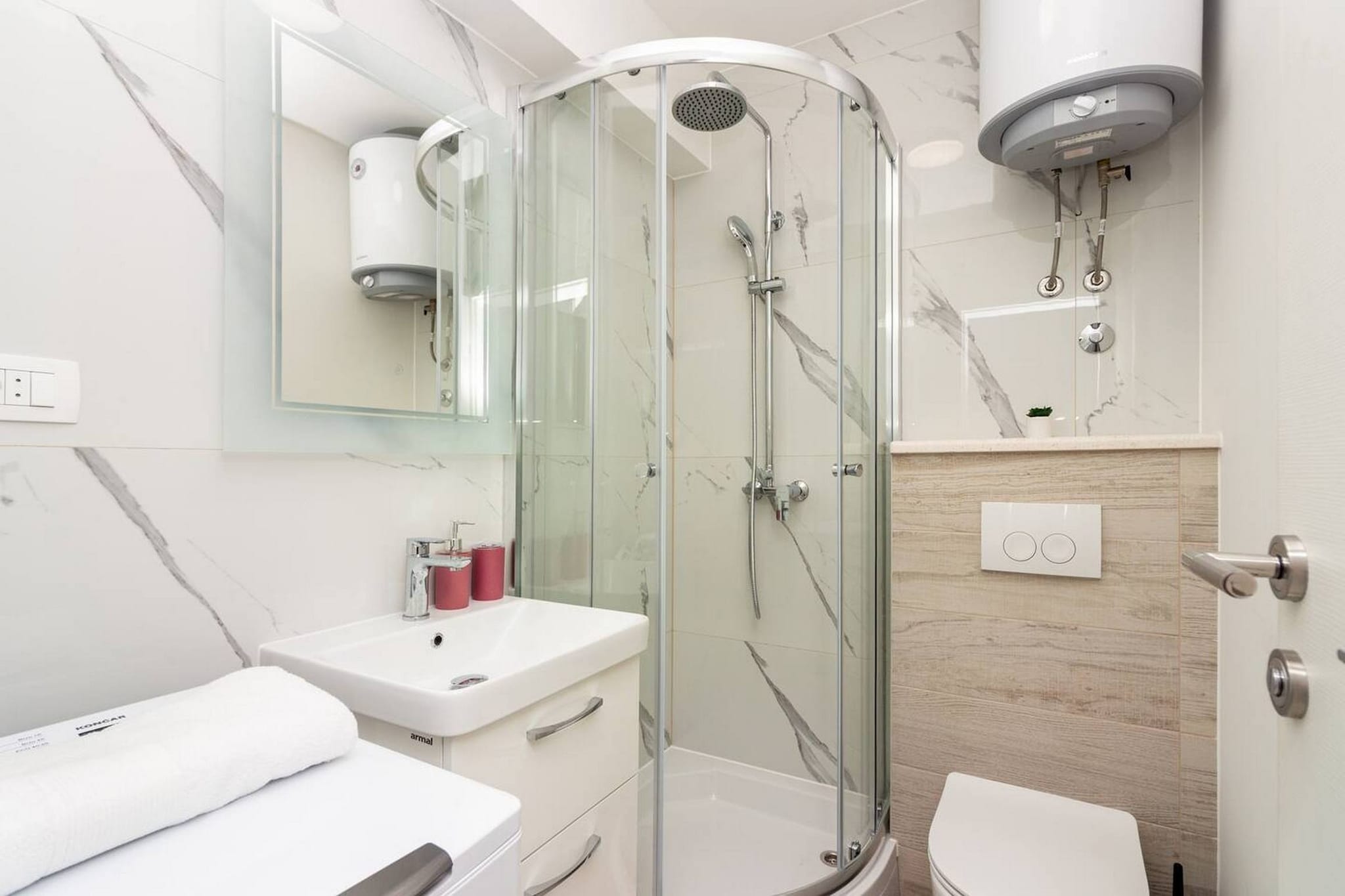 Modern Apartments with Private Balcony - One Bedroom Apartment (Owner S1)-Salle de bain