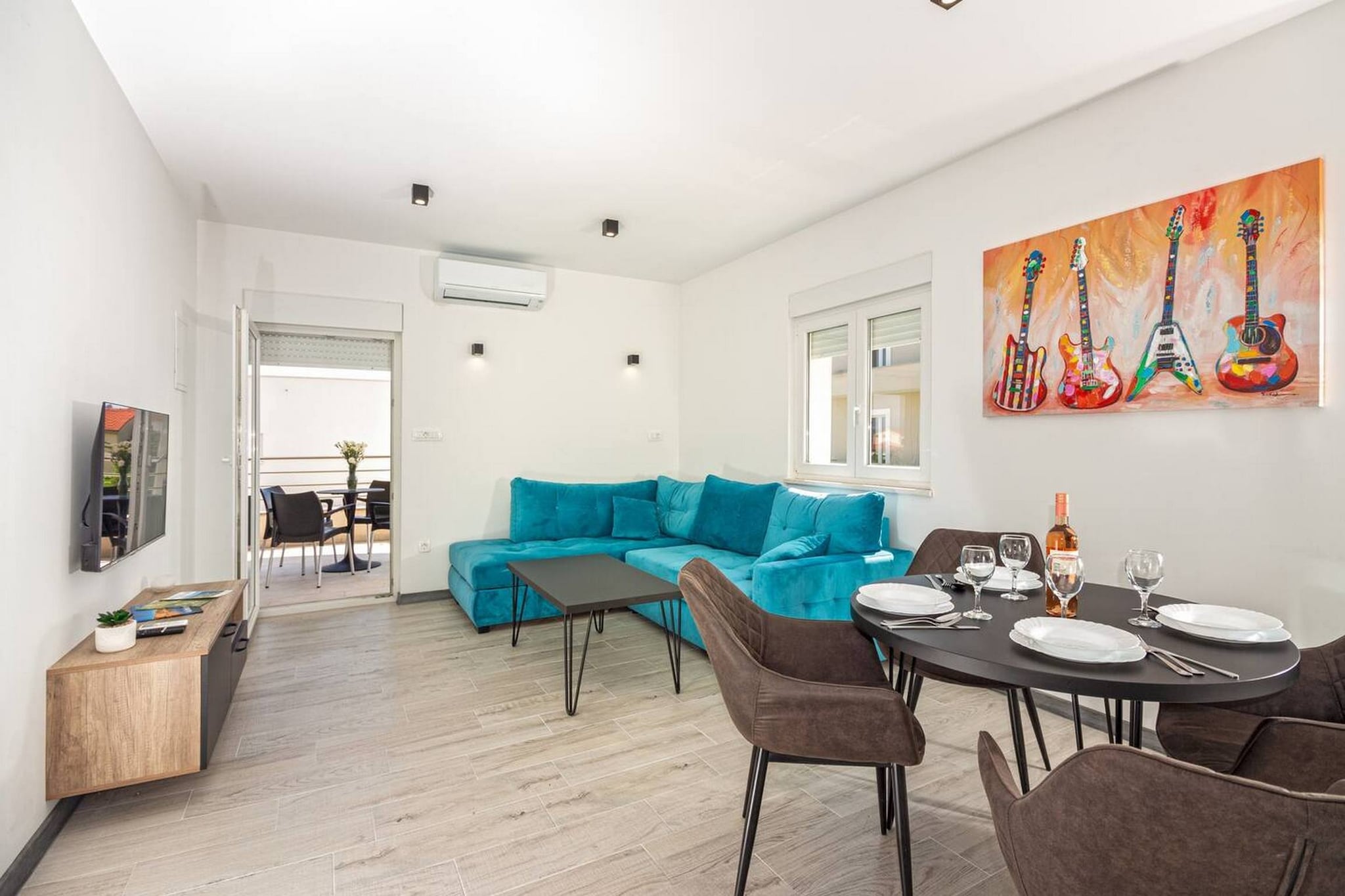 Modern Apartments with Private Balcony - Premium One Bedroom Apartment (Owner S2)-Salon