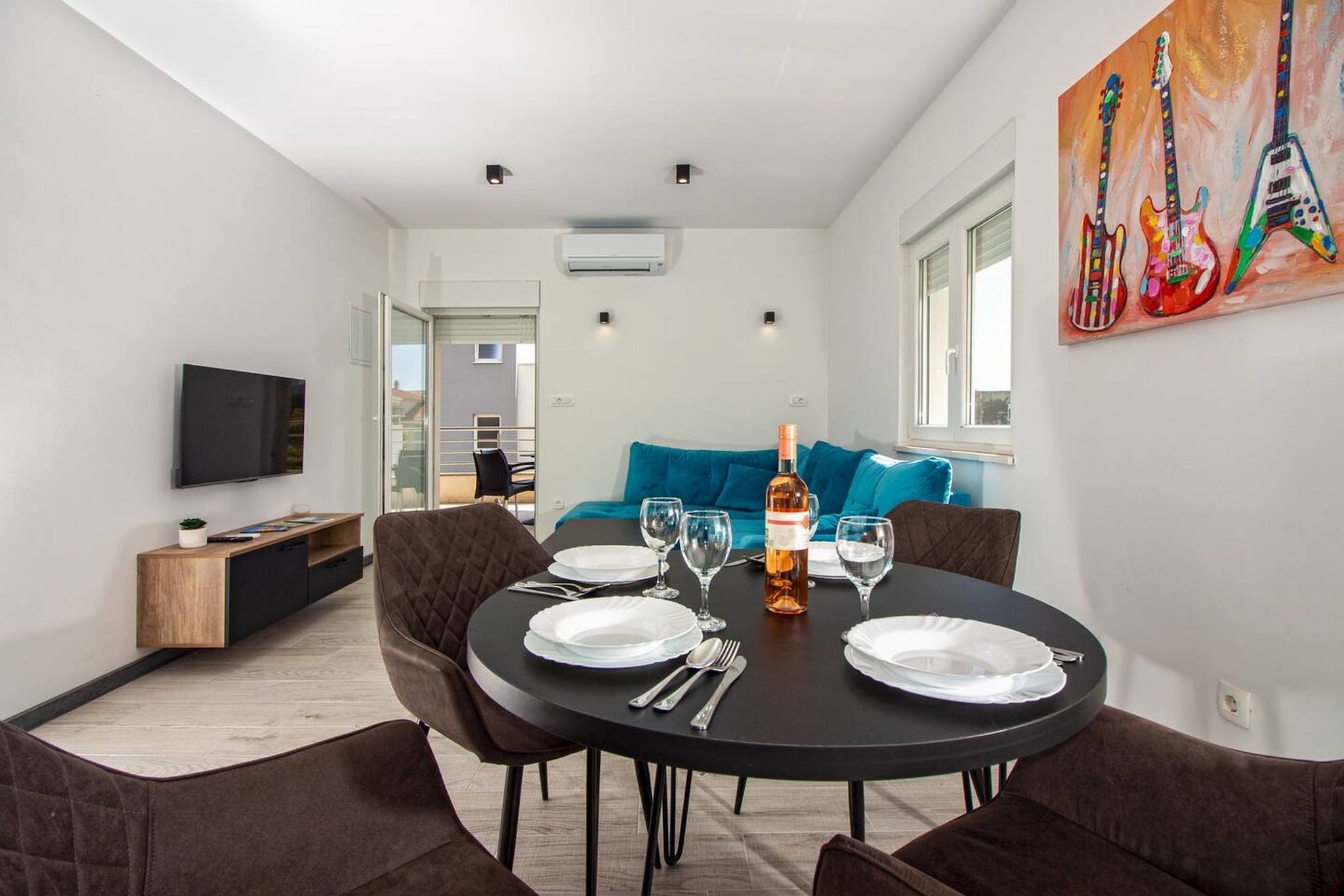 Modern Apartments with Private Balcony - Premium One Bedroom Apartment (Owner S2)-Salon