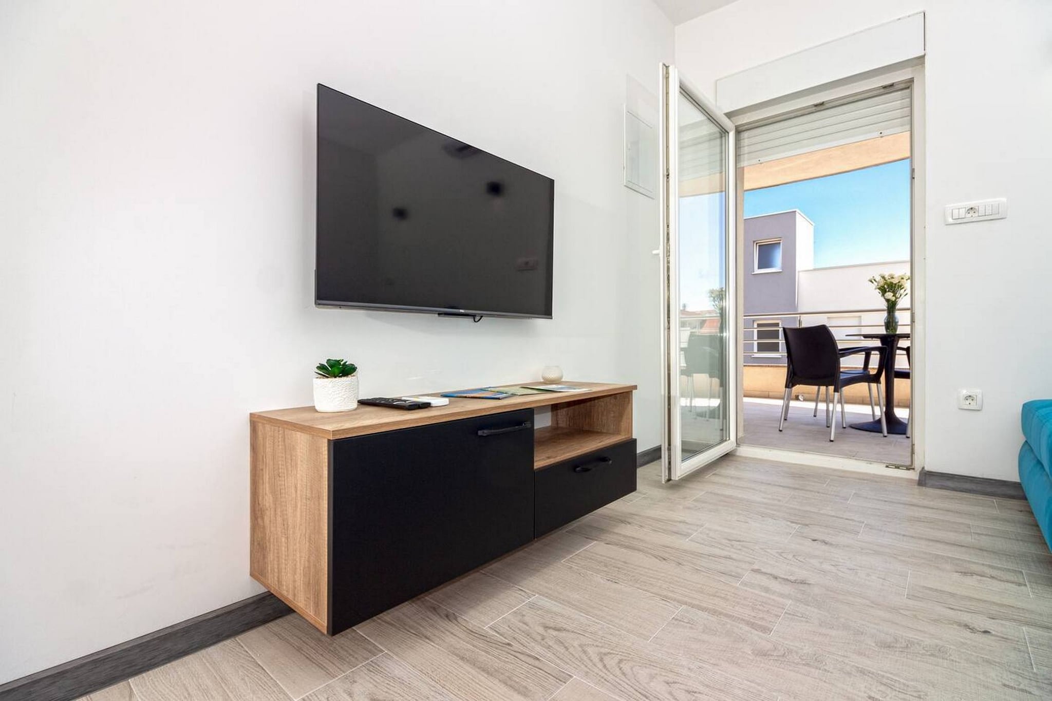 Modern Apartments with Private Balcony - Premium One Bedroom Apartment (Owner S2)-Salon