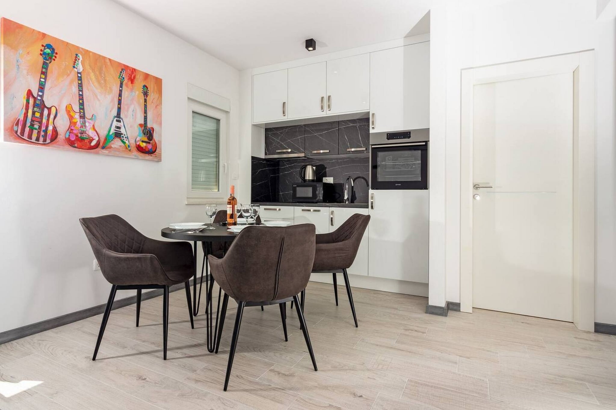Modern Apartments with Private Balcony - Premium One Bedroom Apartment (Owner S2)-Salle à manger