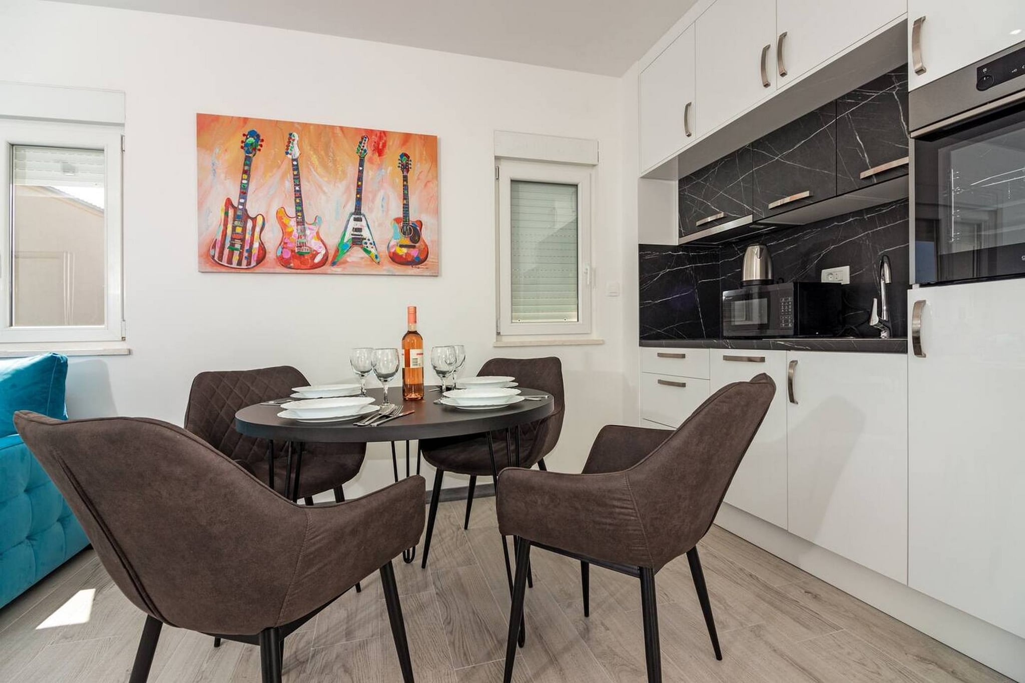 Modern Apartments with Private Balcony - Premium One Bedroom Apartment (Owner S2)-Salle à manger