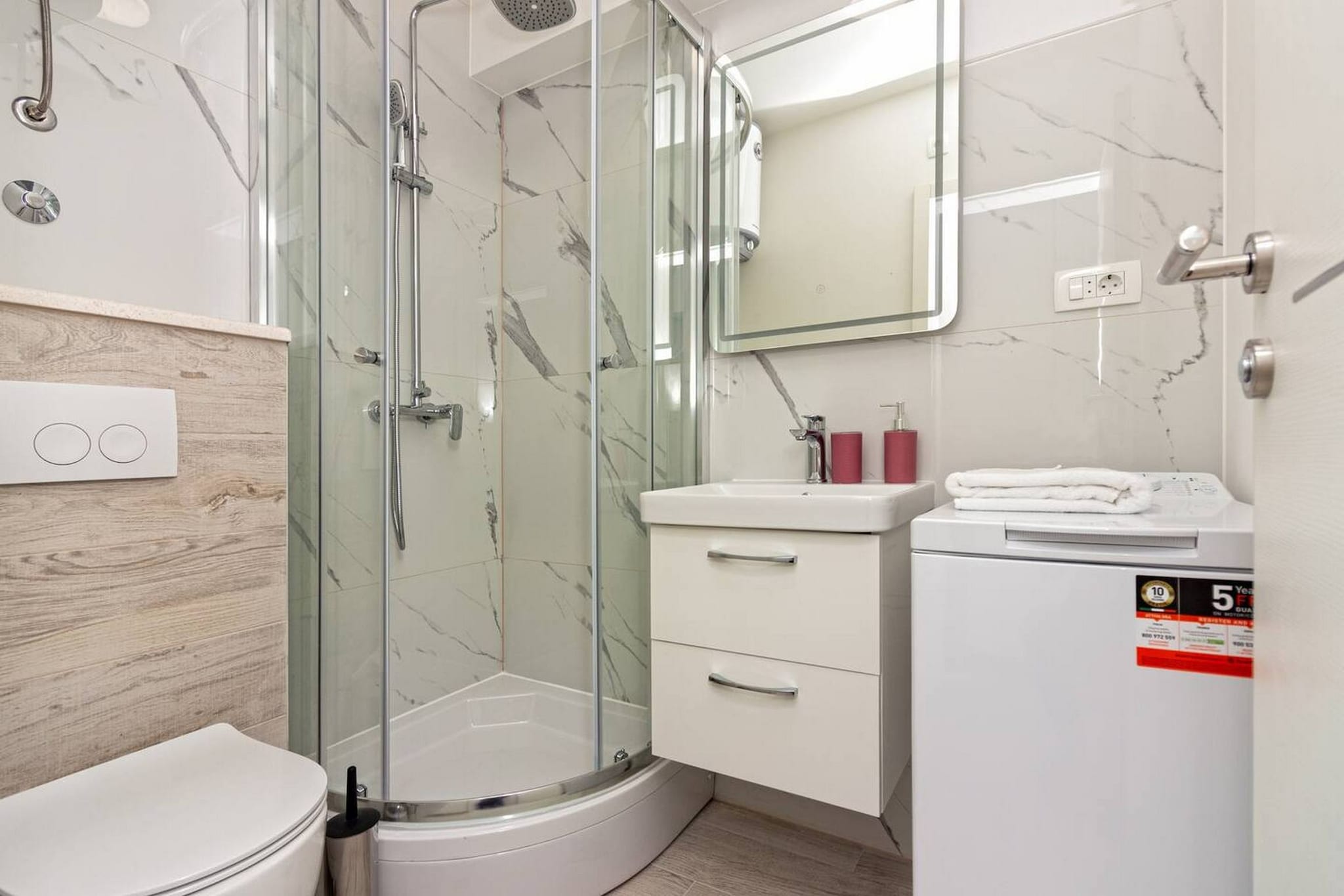 Modern Apartments with Private Balcony - Premium One Bedroom Apartment (Owner S2)-Salle de bain
