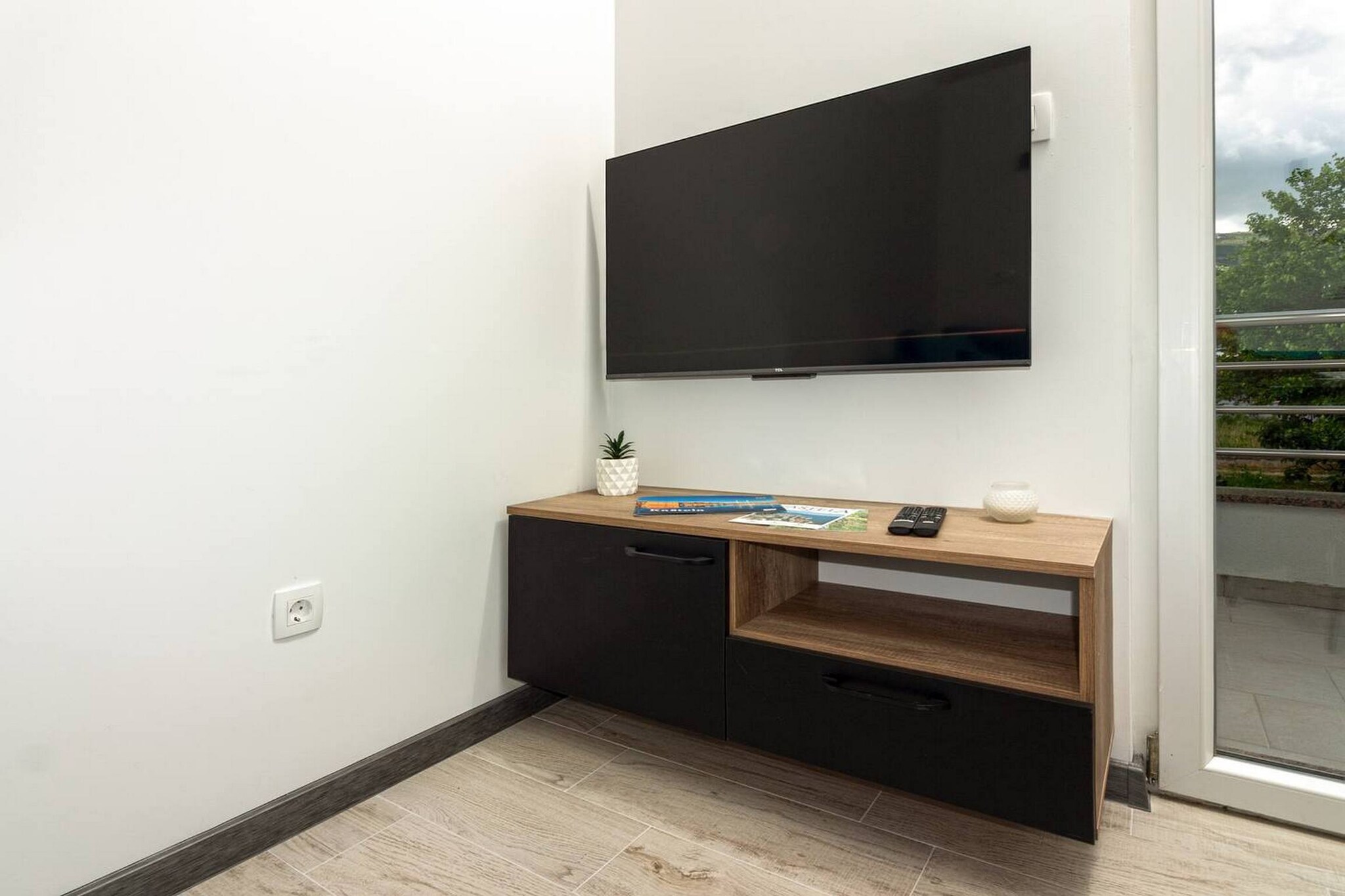 Modern Apartments with Private Balcony - Deluxe One Bedroom Apartment (Owner S3)-Salon