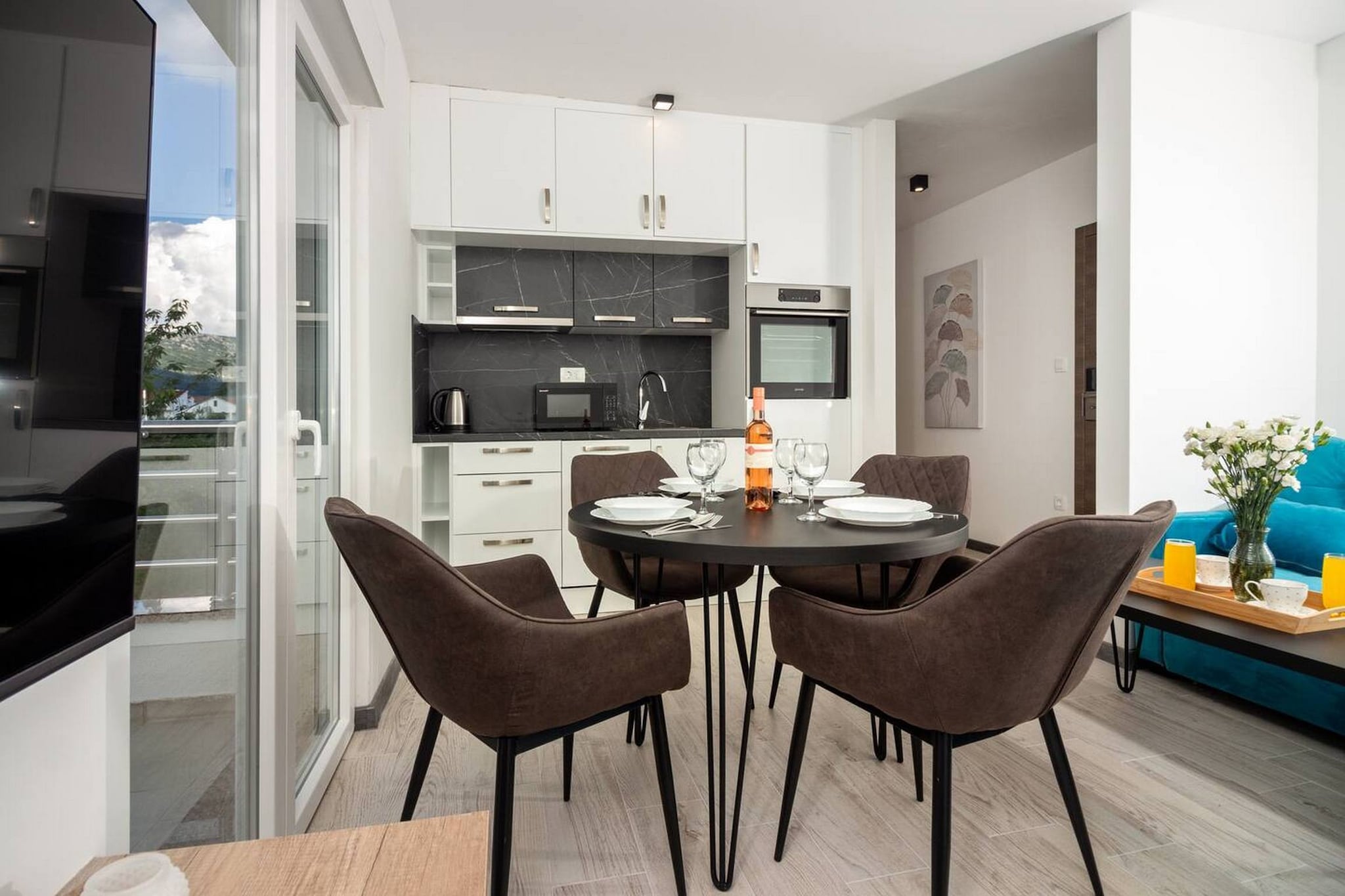 Modern Apartments with Private Balcony - Deluxe One Bedroom Apartment (Owner S3)-Salle à manger
