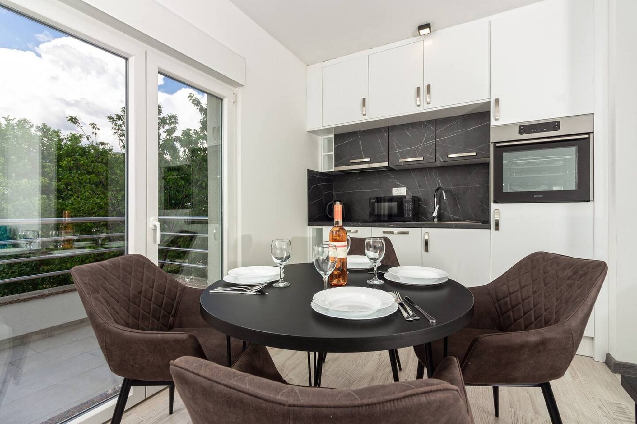 Modern Apartments with Private Balcony - Deluxe One Bedroom Apartment (Owner S3)-Salle à manger