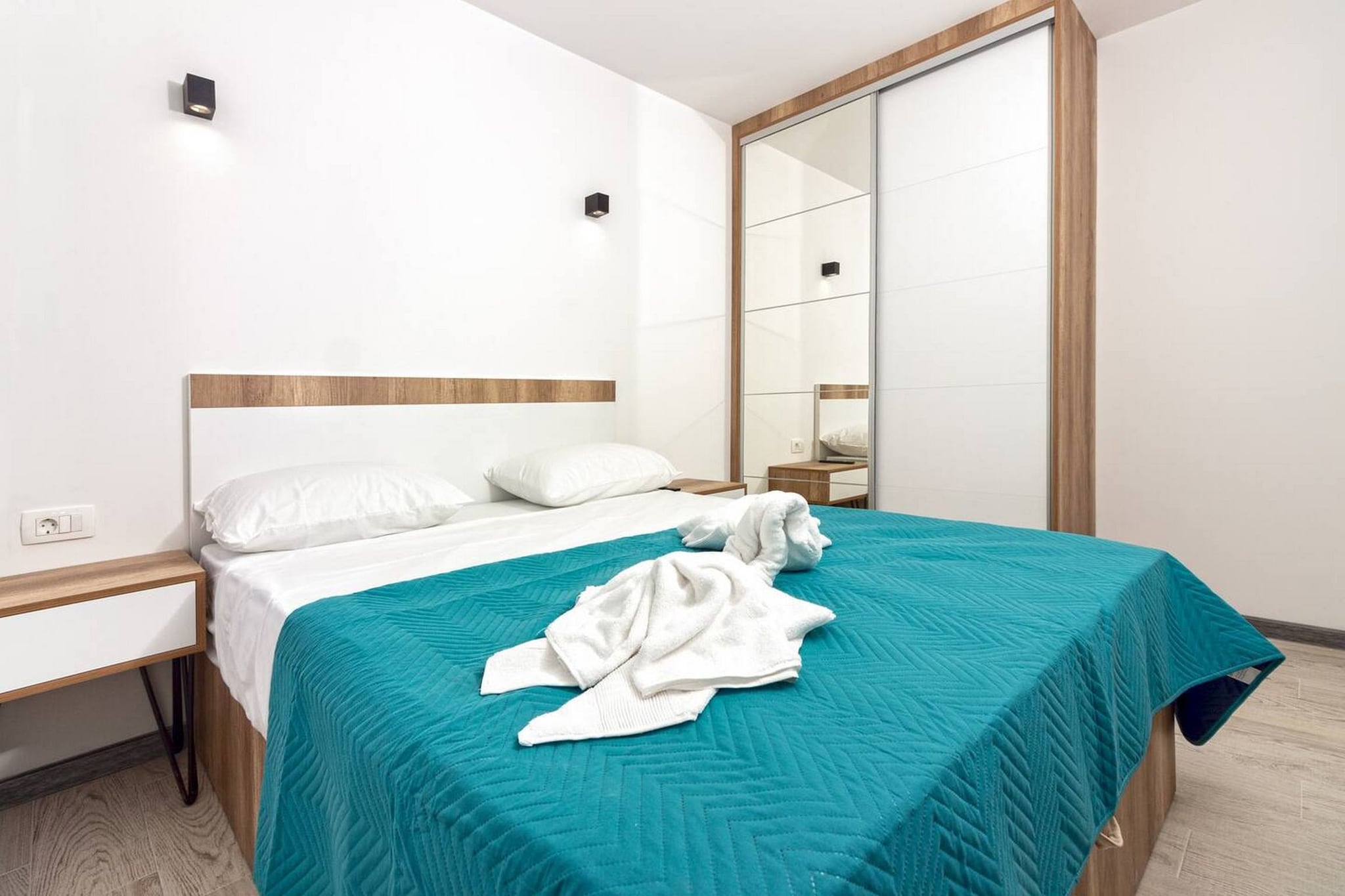 Modern Apartments with Private Balcony - Deluxe One Bedroom Apartment (Owner S3)-Chambre