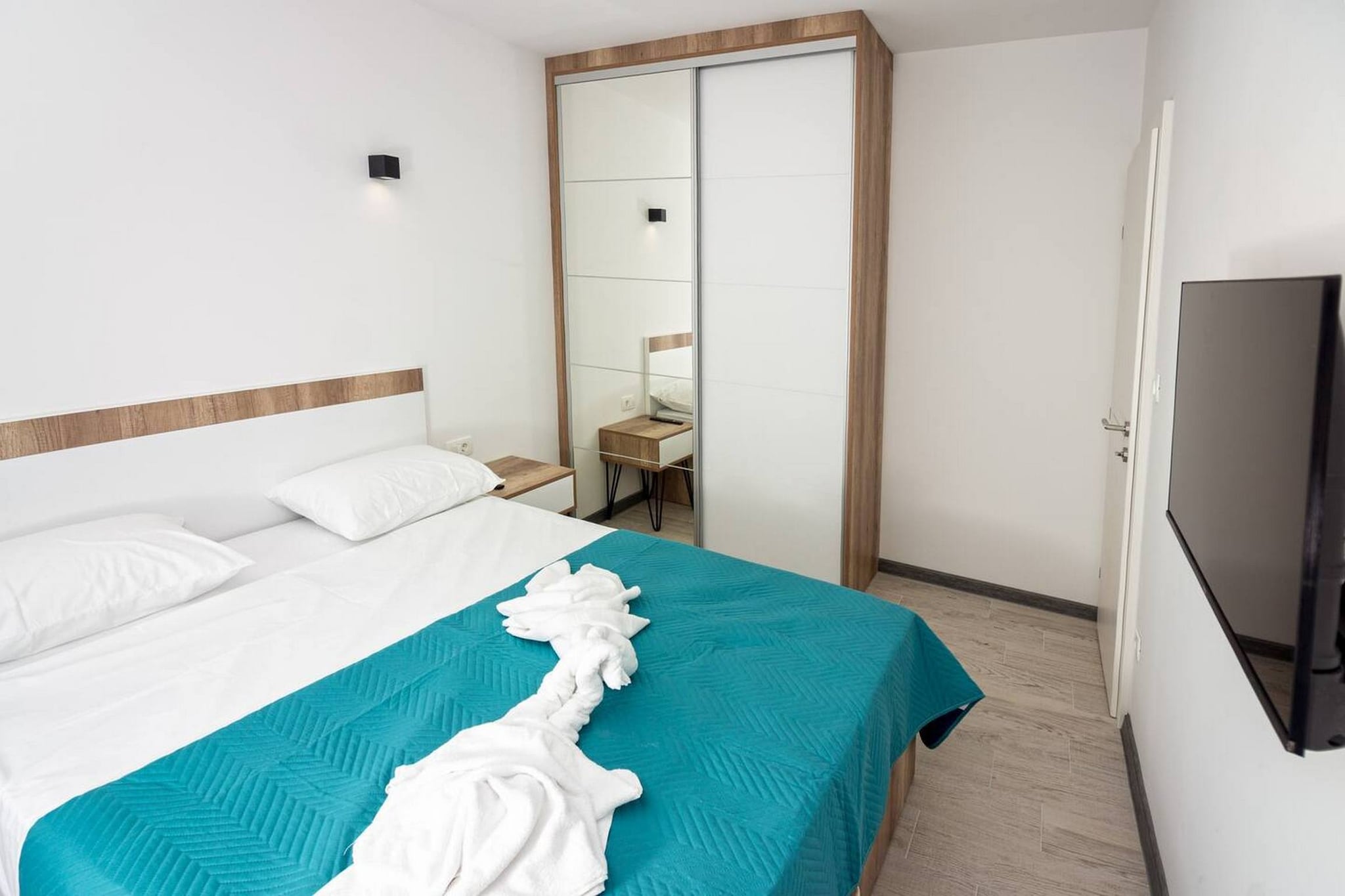Modern Apartments with Private Balcony - Deluxe One Bedroom Apartment (Owner S3)-Chambre