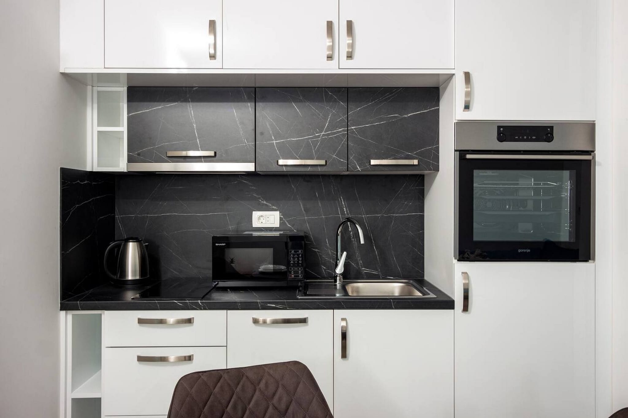 Modern Apartments with Private Balcony - Deluxe One Bedroom Apartment (Owner S3)-Cuisine